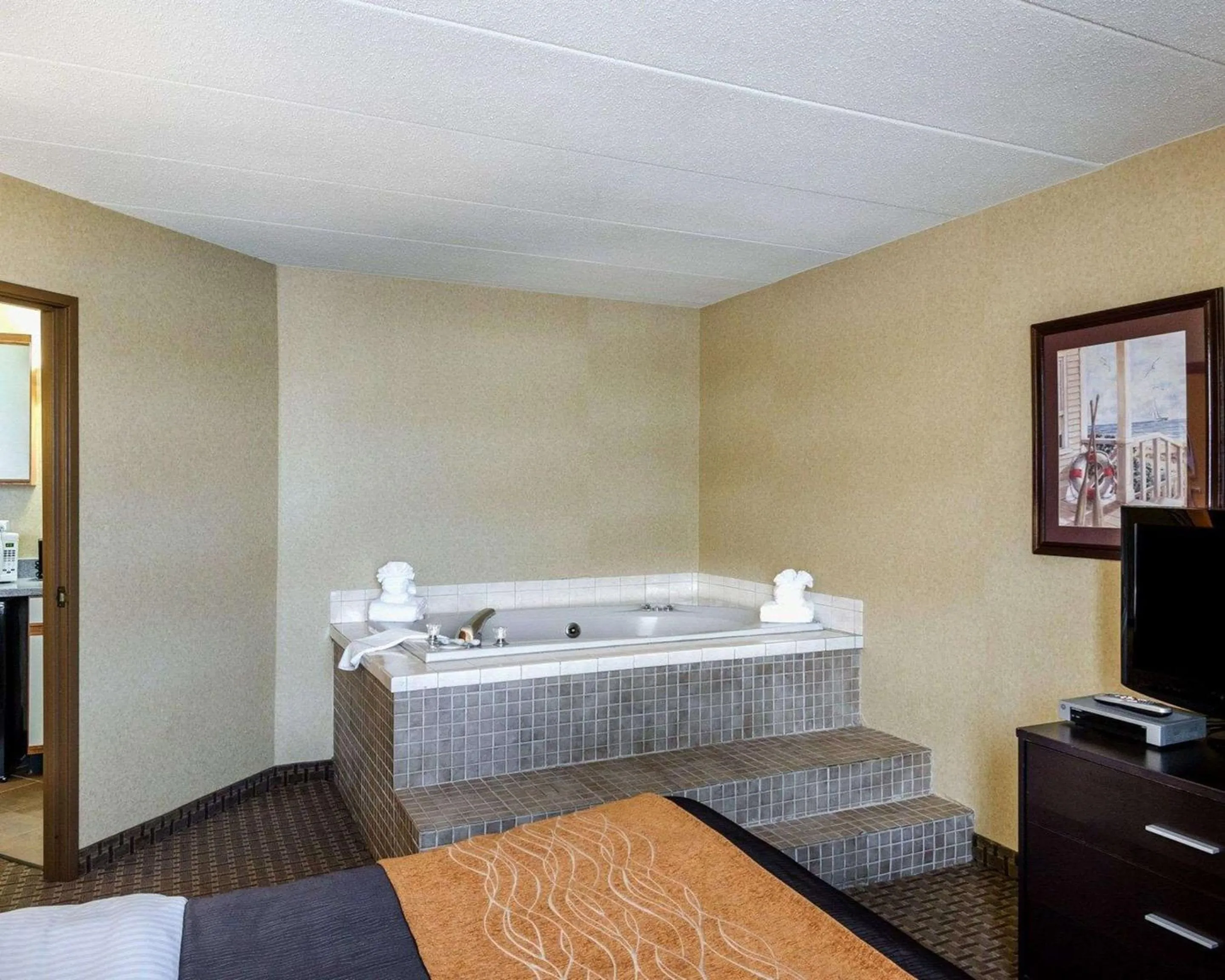 Photo of the whole room, Bed in Holiday Inn Express - Fall River North