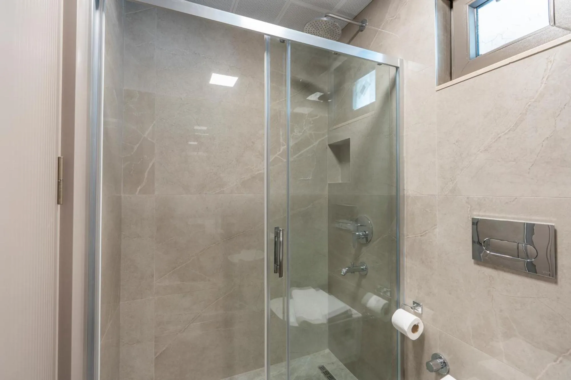 Shower in Lara Beach Homes