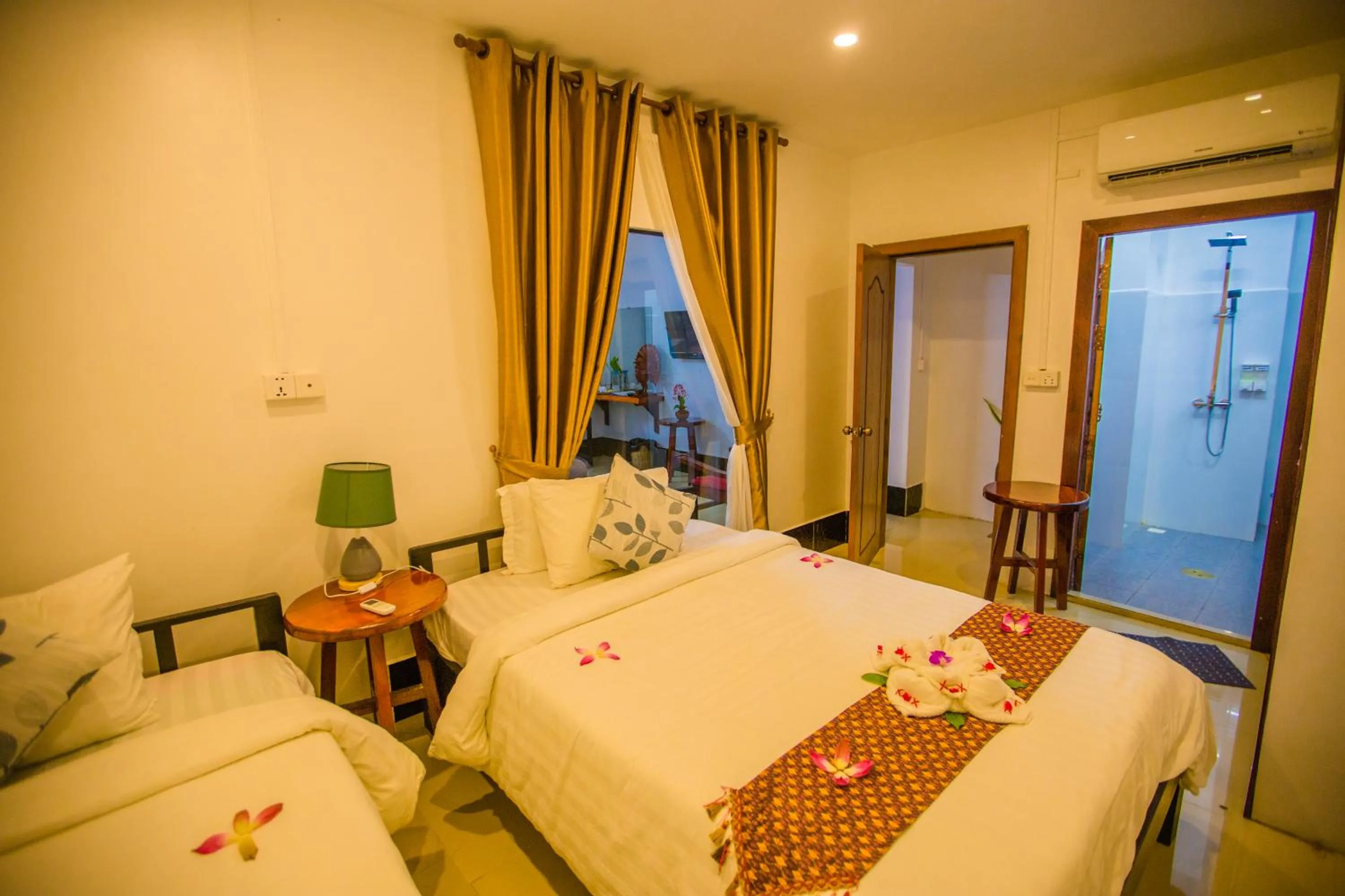 Photo of the whole room, Bed in Moloppor Villa