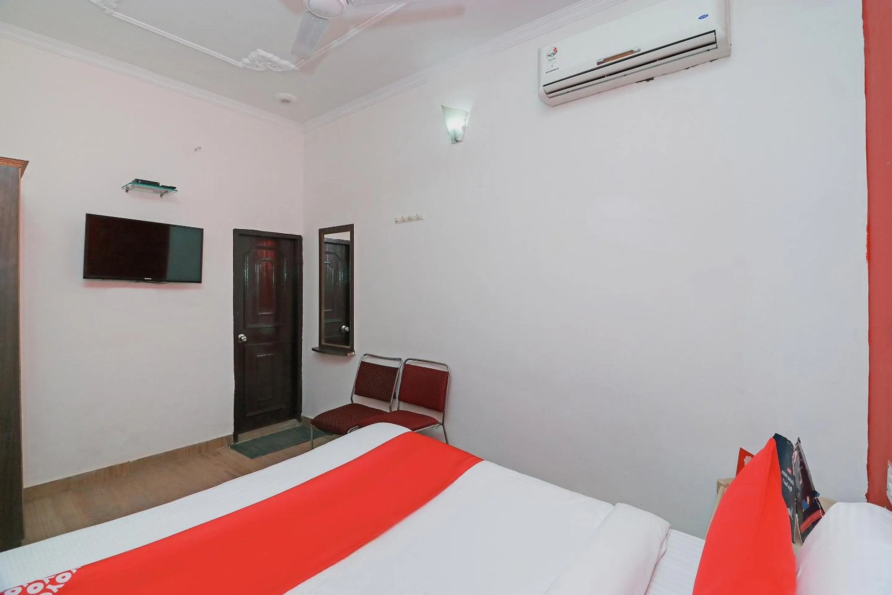 Facade/entrance, Bed in Hotel O Mahalaxmi Palace