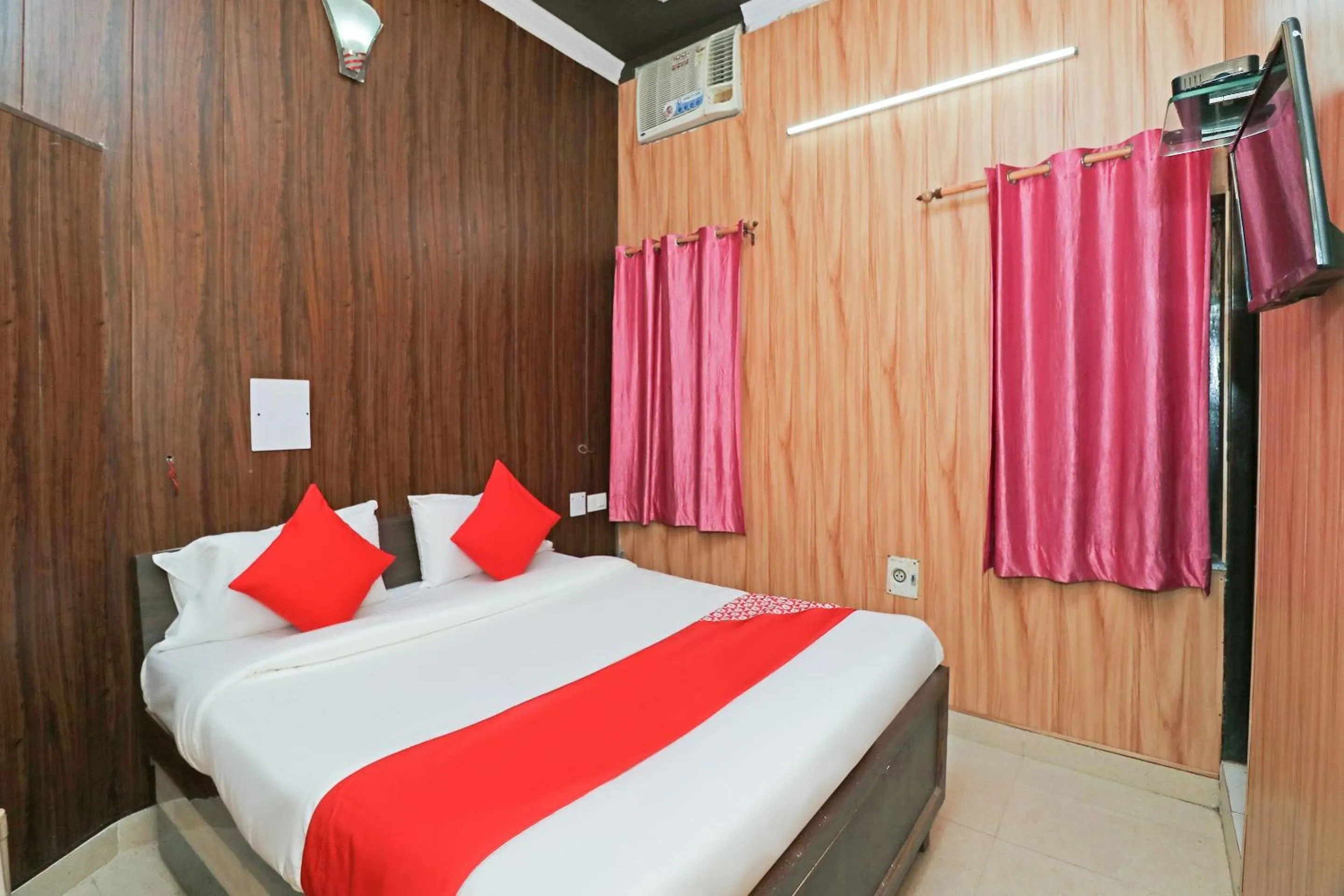 Bedroom, Bed in Hotel O Mahalaxmi Palace