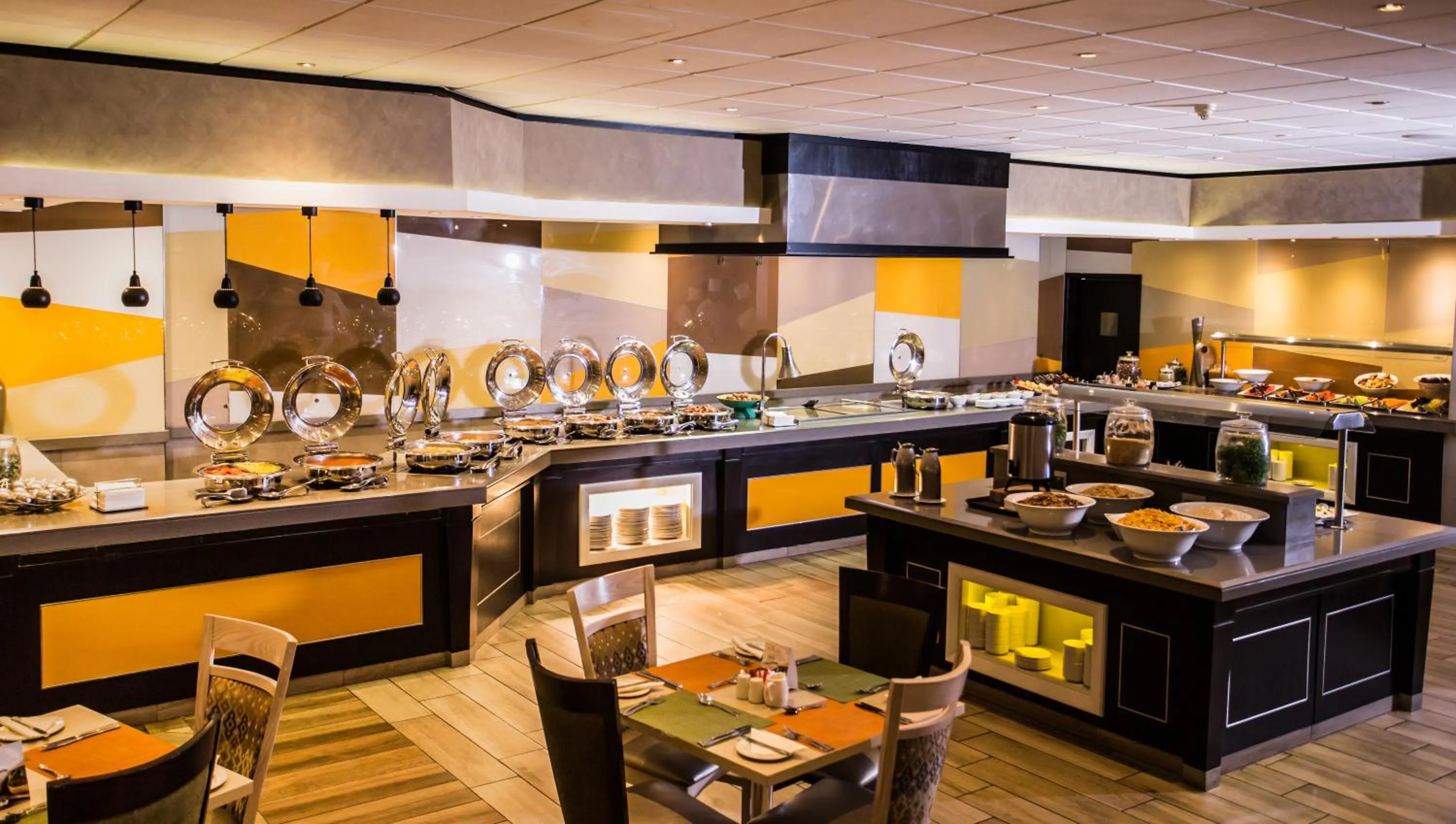 Restaurant/places to eat in Garden Court OR Tambo International Airport