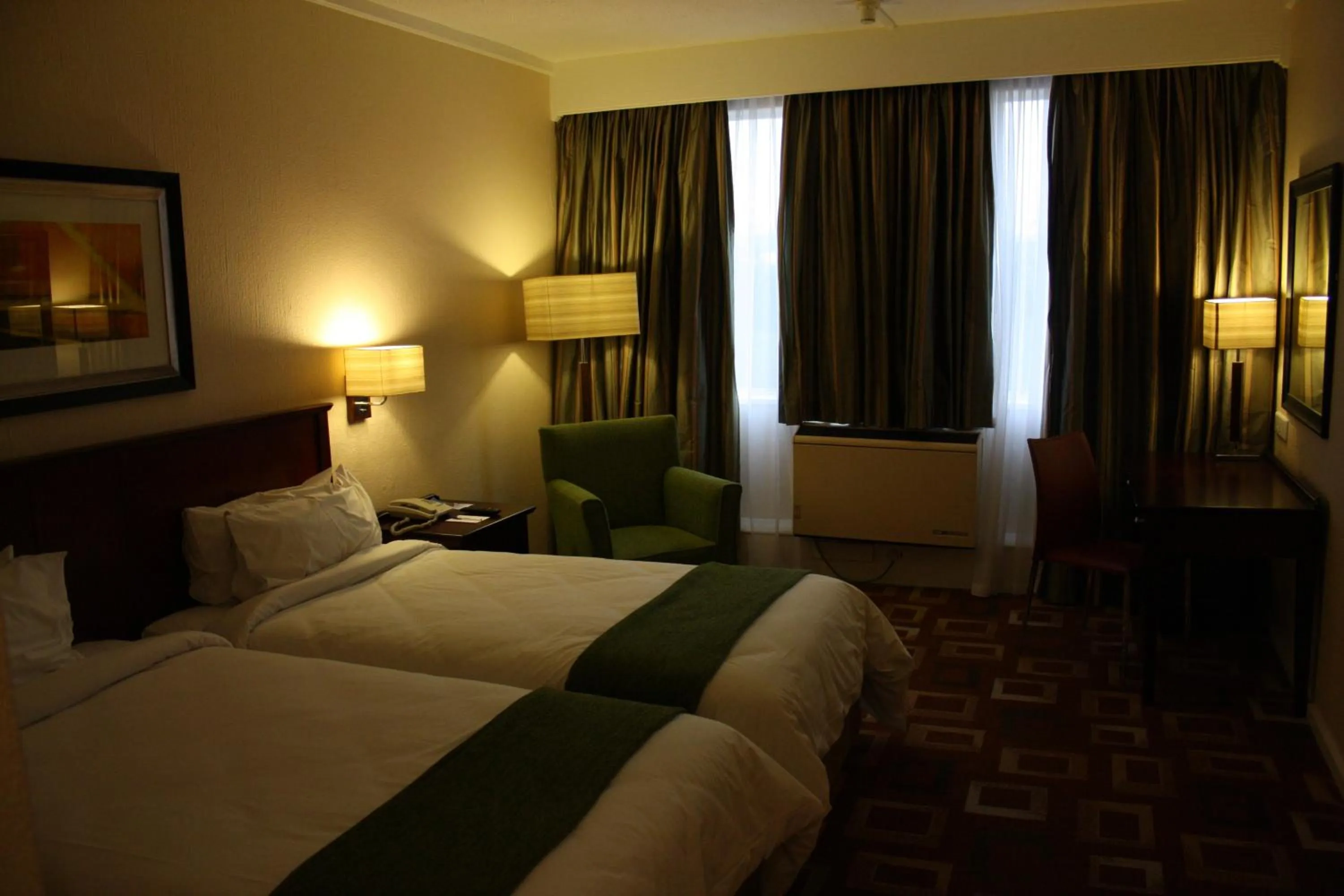 Photo of the whole room, Bed in Garden Court OR Tambo International Airport