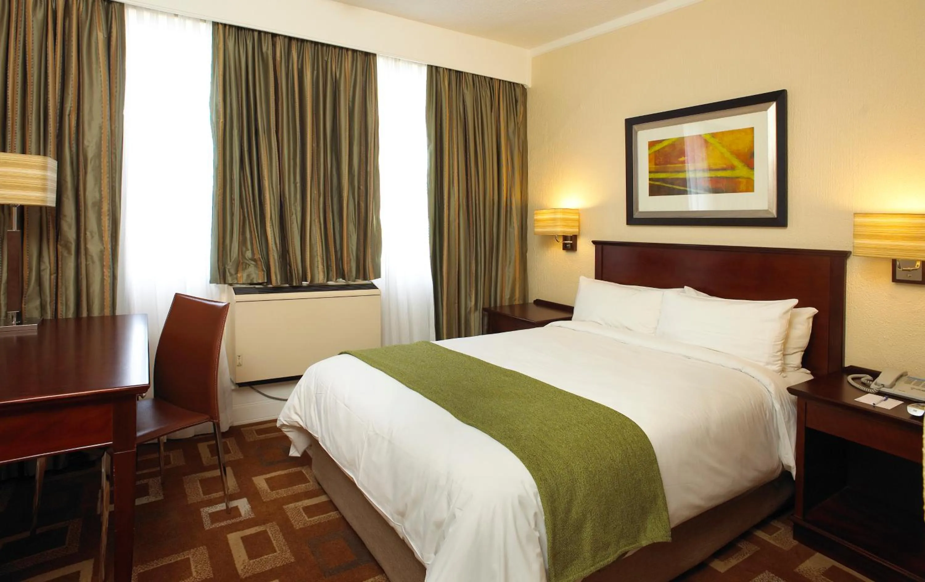 Photo of the whole room, Bed in Garden Court OR Tambo International Airport
