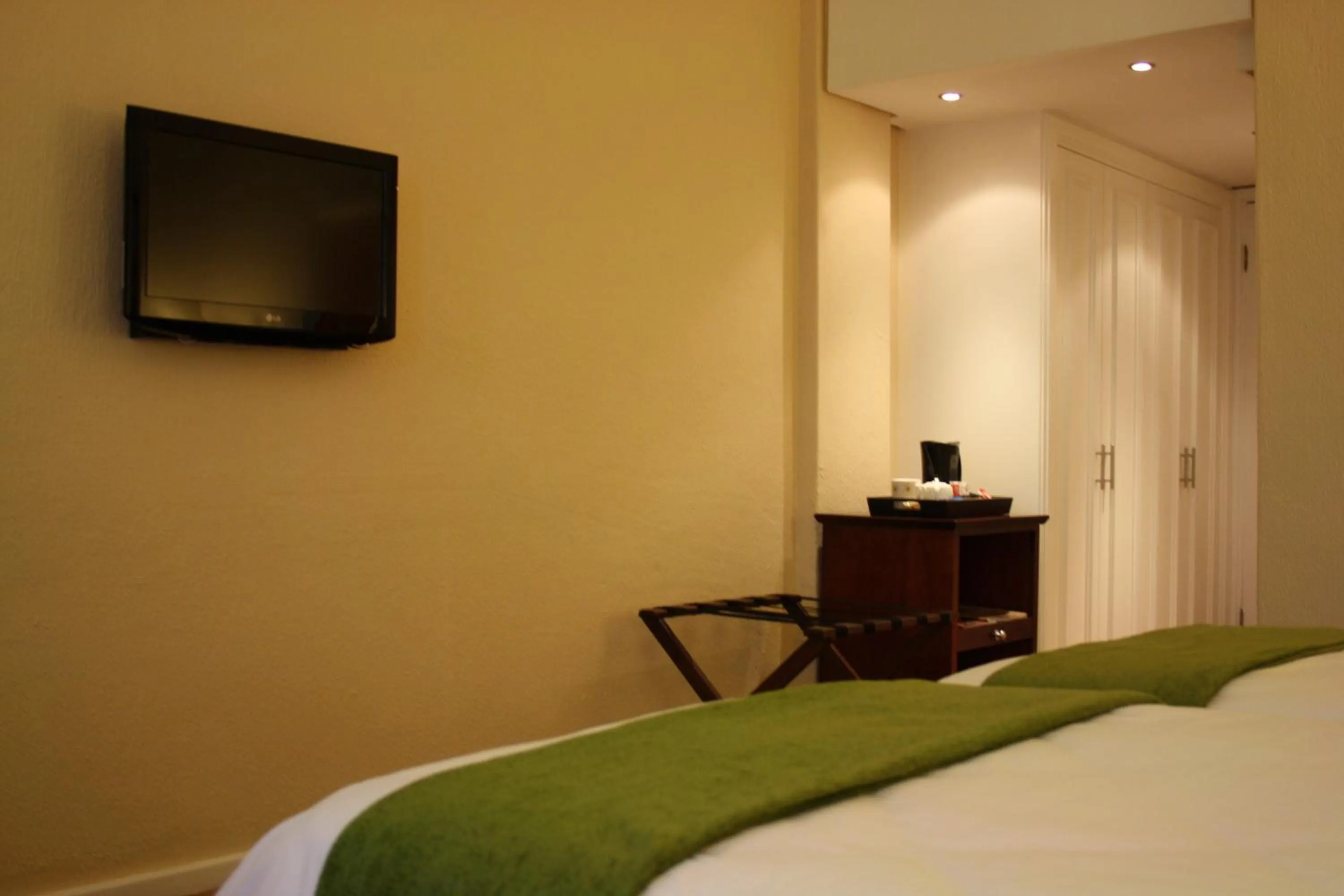 TV and multimedia, Bed in Garden Court OR Tambo International Airport
