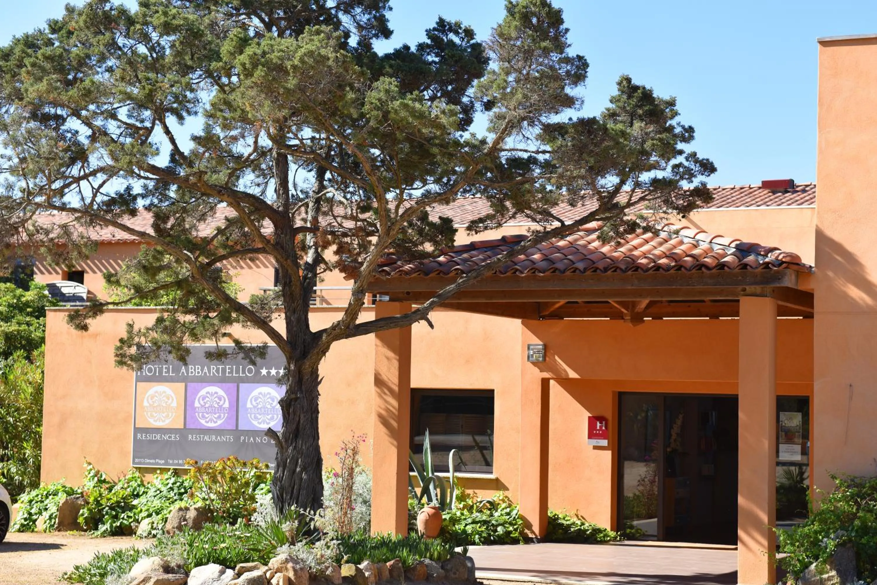 Facade/entrance in Hôtel Abbartello