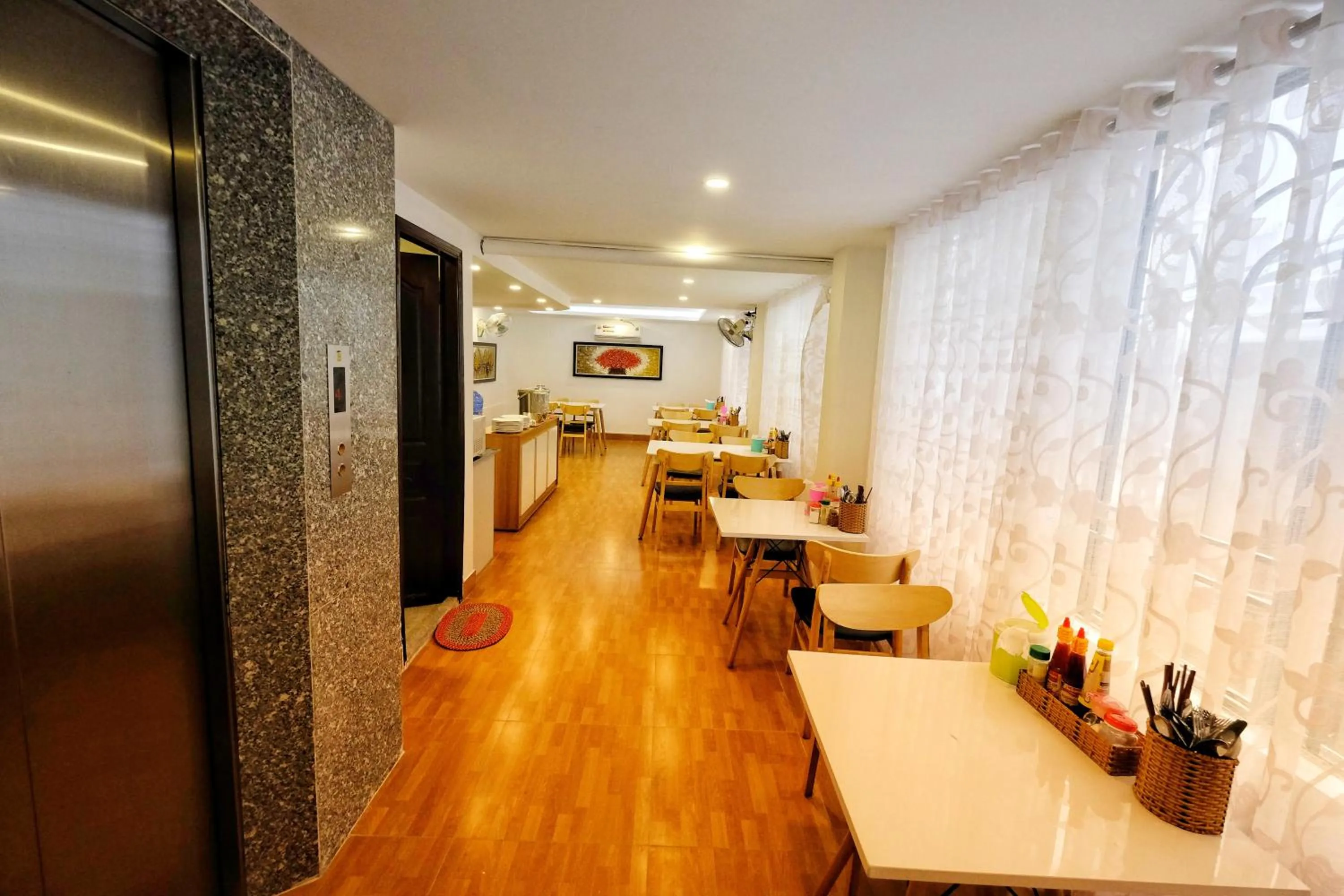 Restaurant/places to eat in City Backpackers Hostel