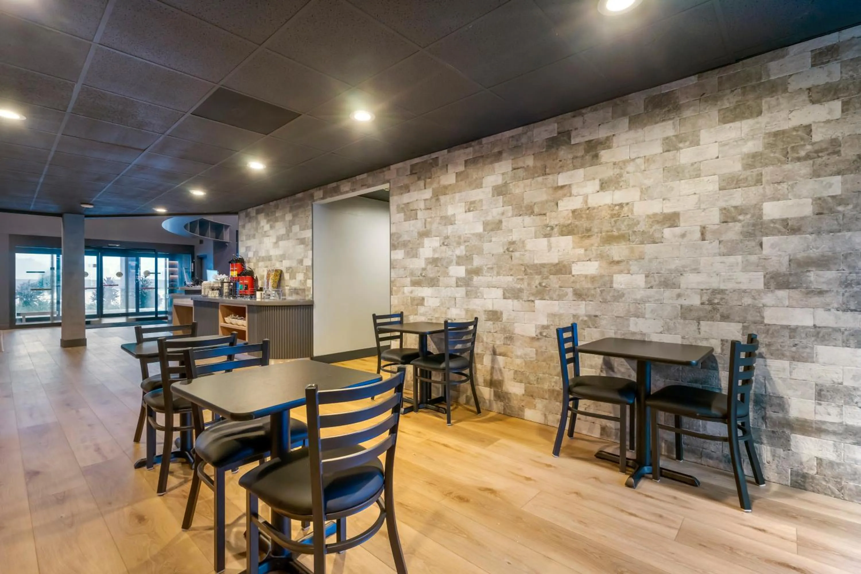Dining area in SPOT X Hotel Tampa - Wesley Chapel by The Red Collection