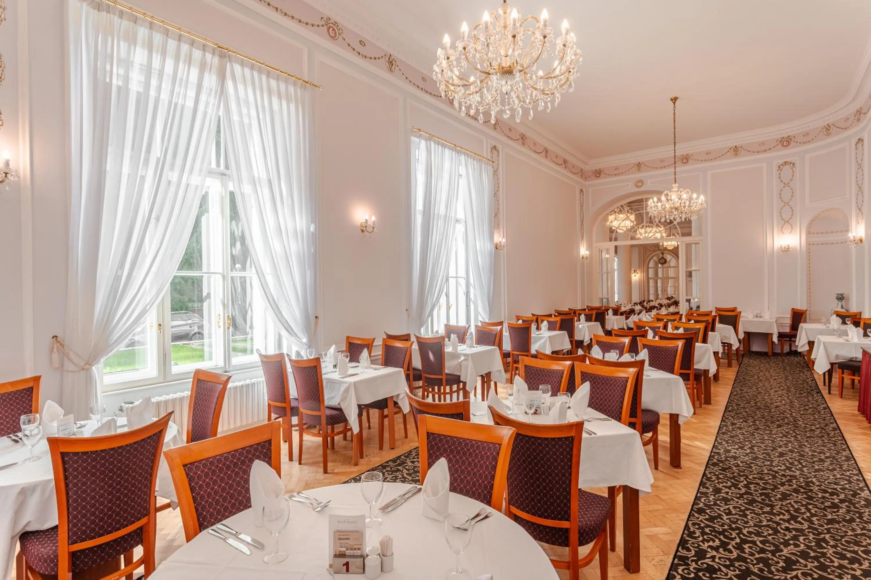 Restaurant/places to eat in Hotel Radium Palace