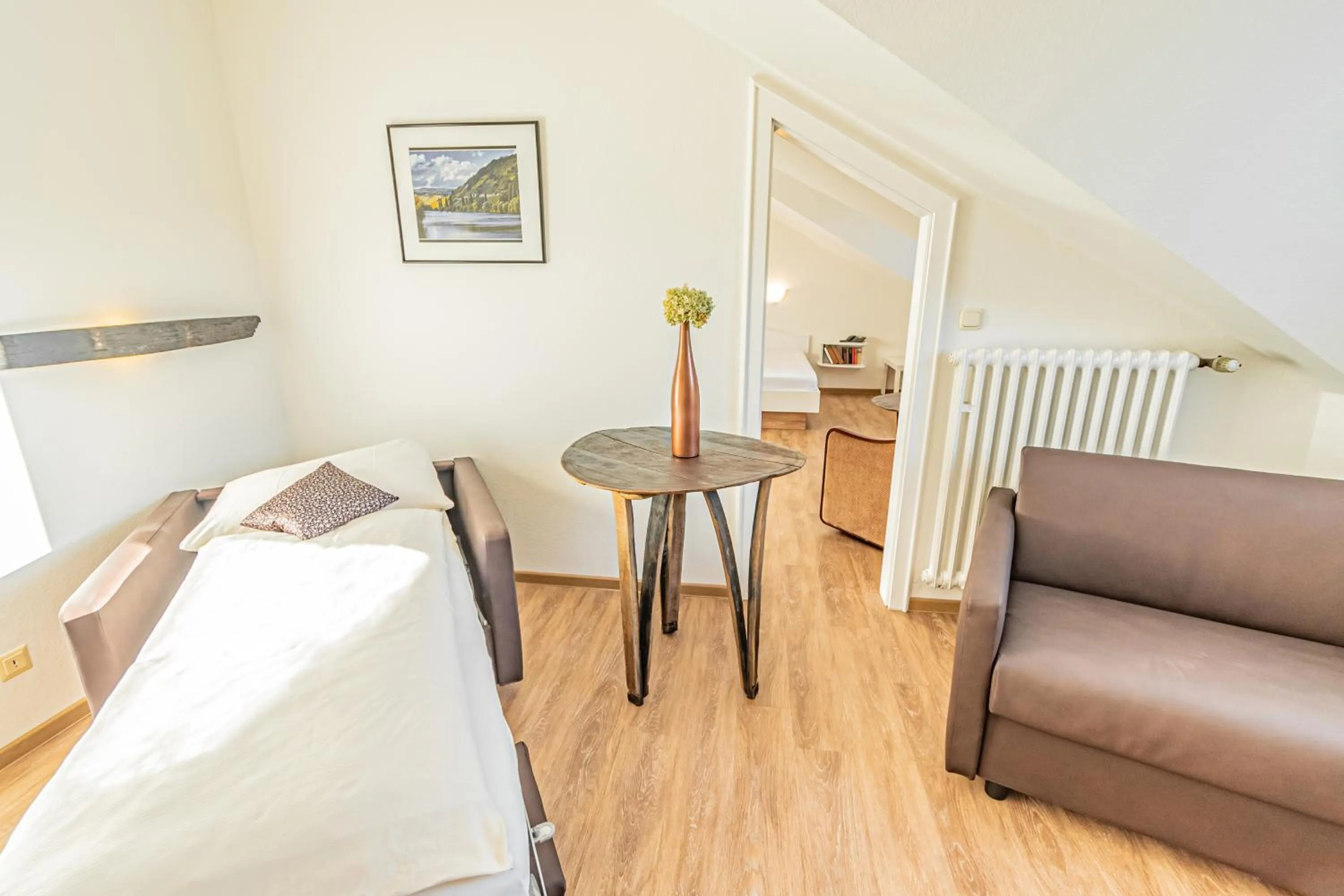 Living room, Bed in Weinhotel Ayler Kupp