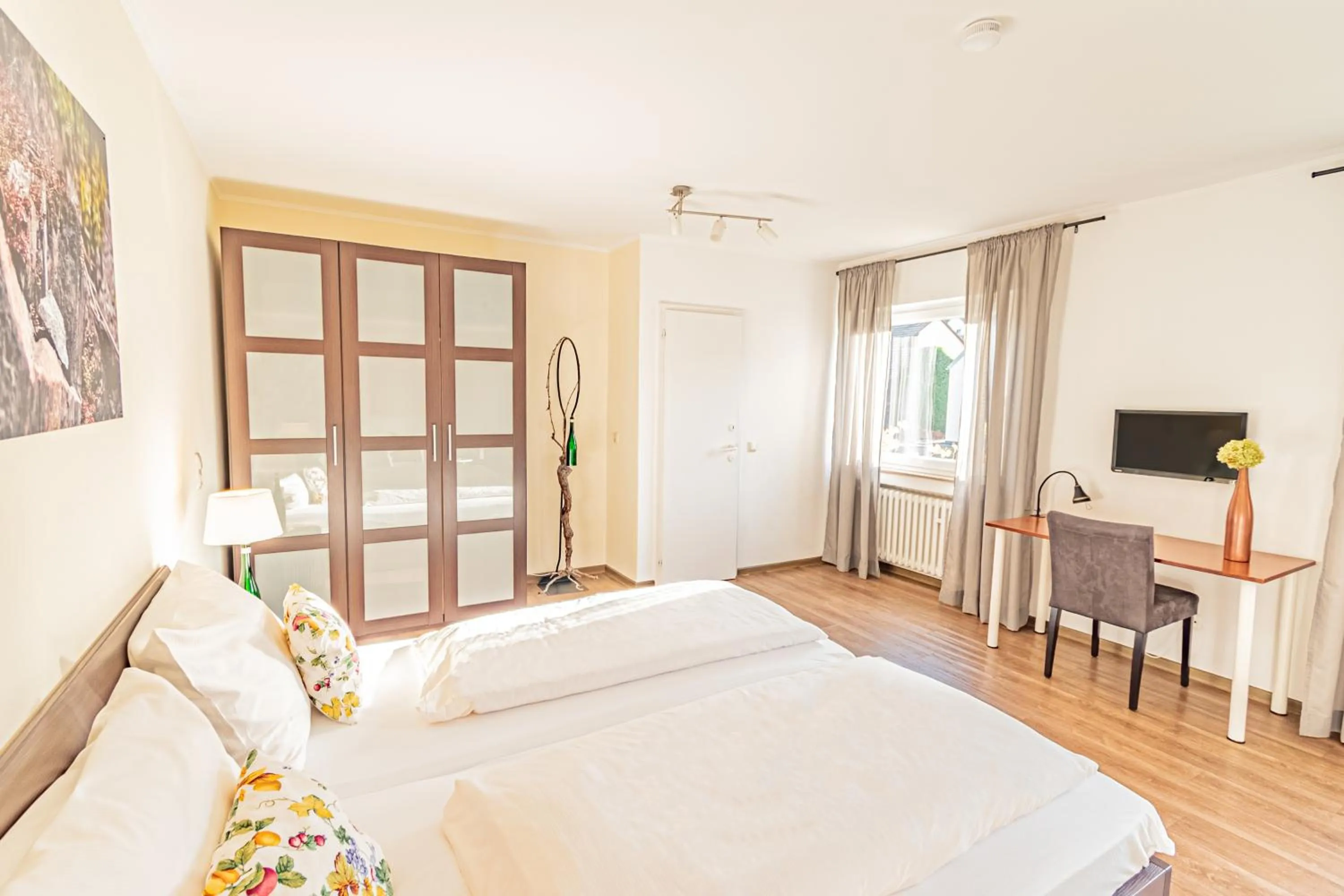Photo of the whole room, Bed in Weinhotel Ayler Kupp