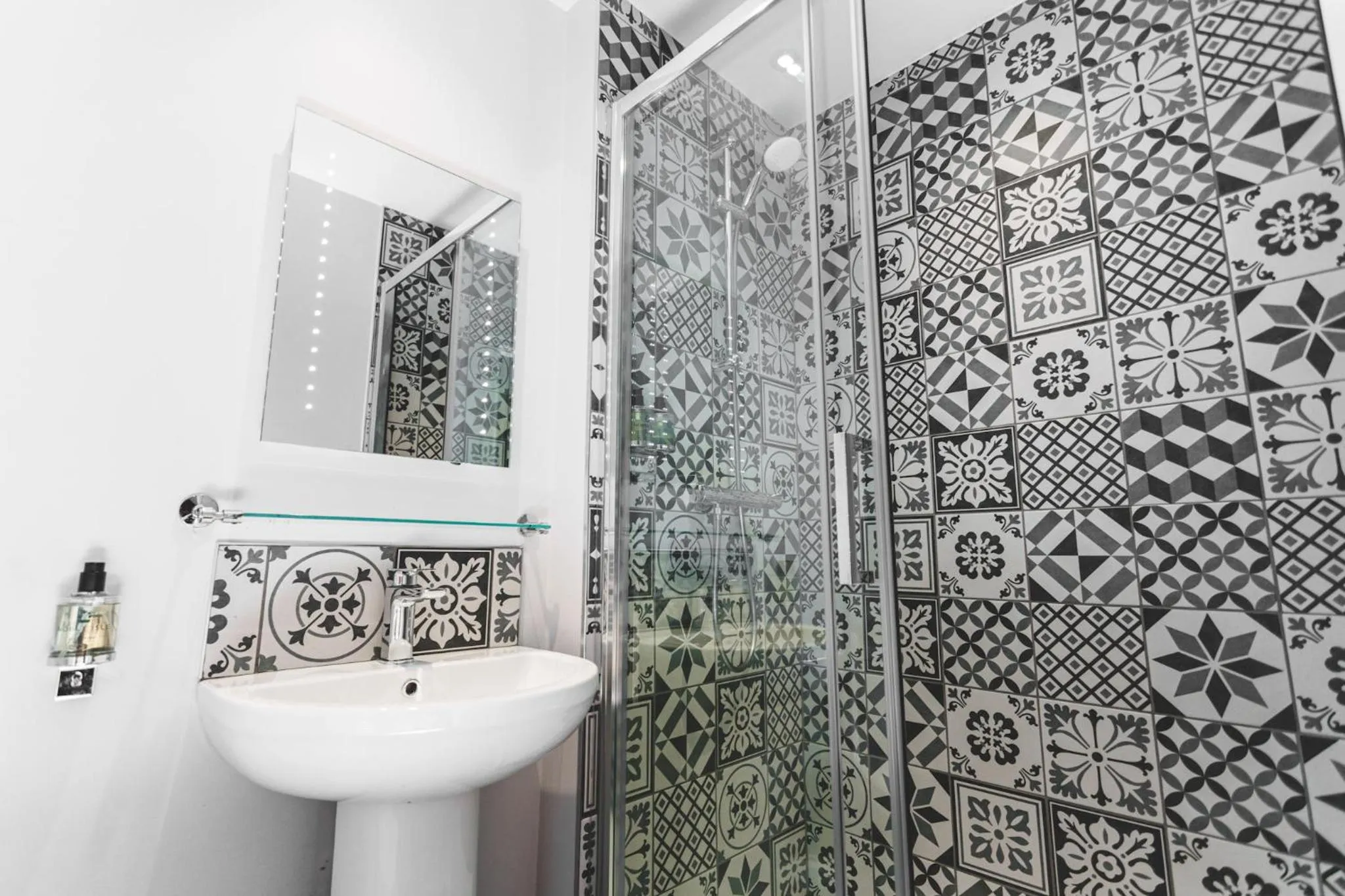 Bathroom in The Dog & Doublet Inn