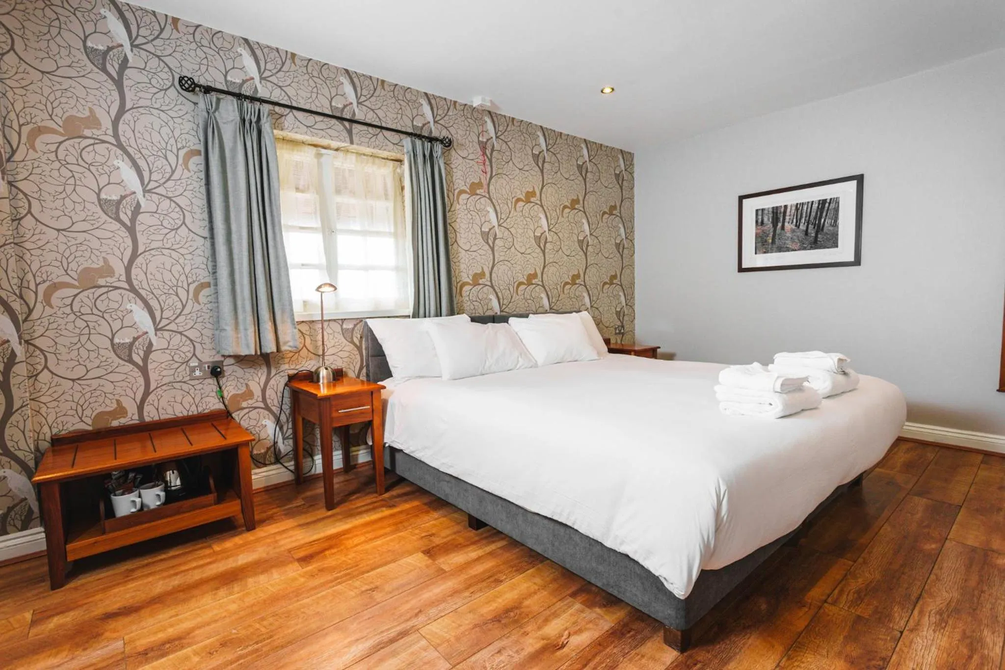 Bedroom, Bed in The Dog & Doublet Inn