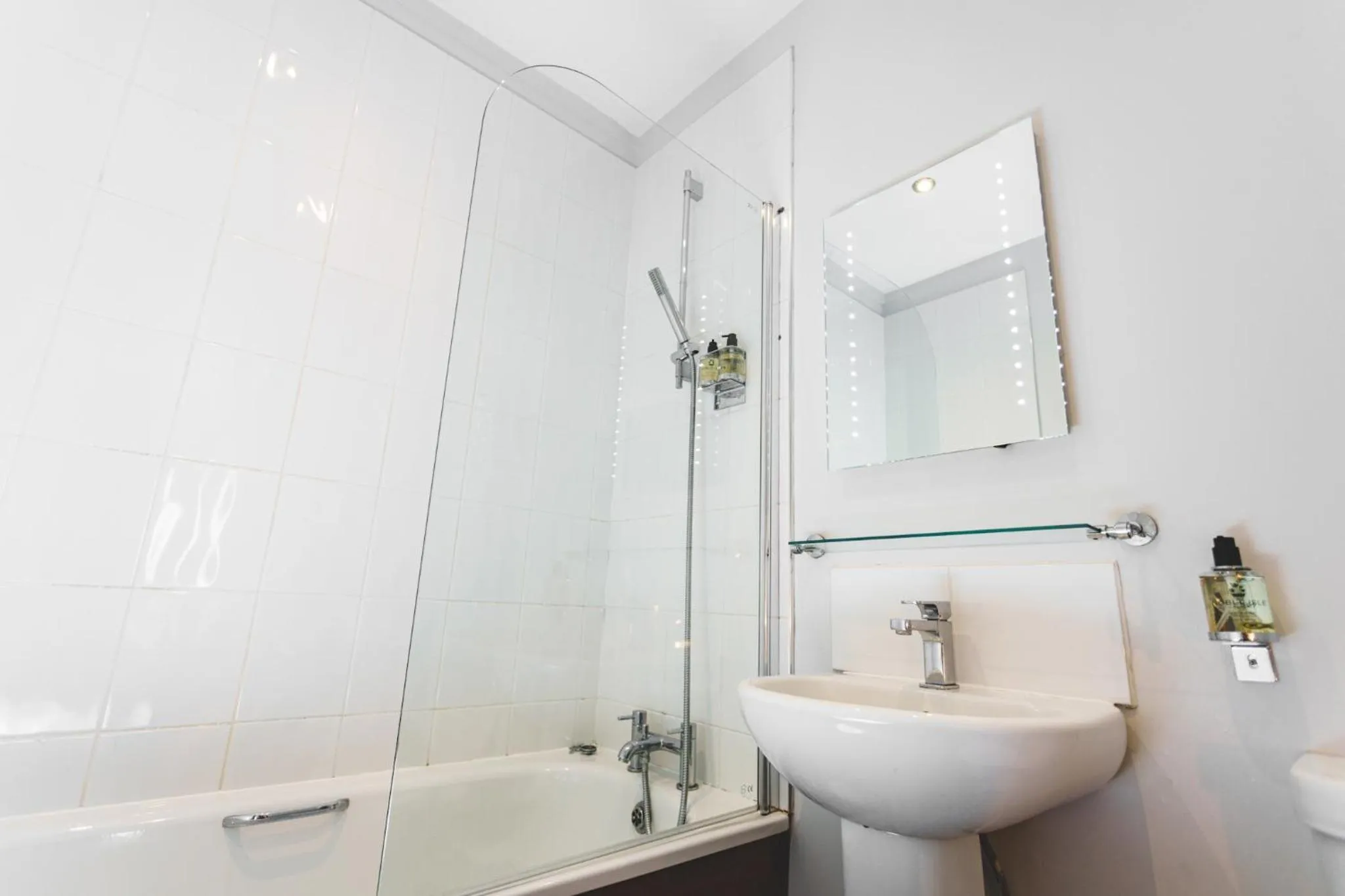 Bathroom in The Dog & Doublet Inn