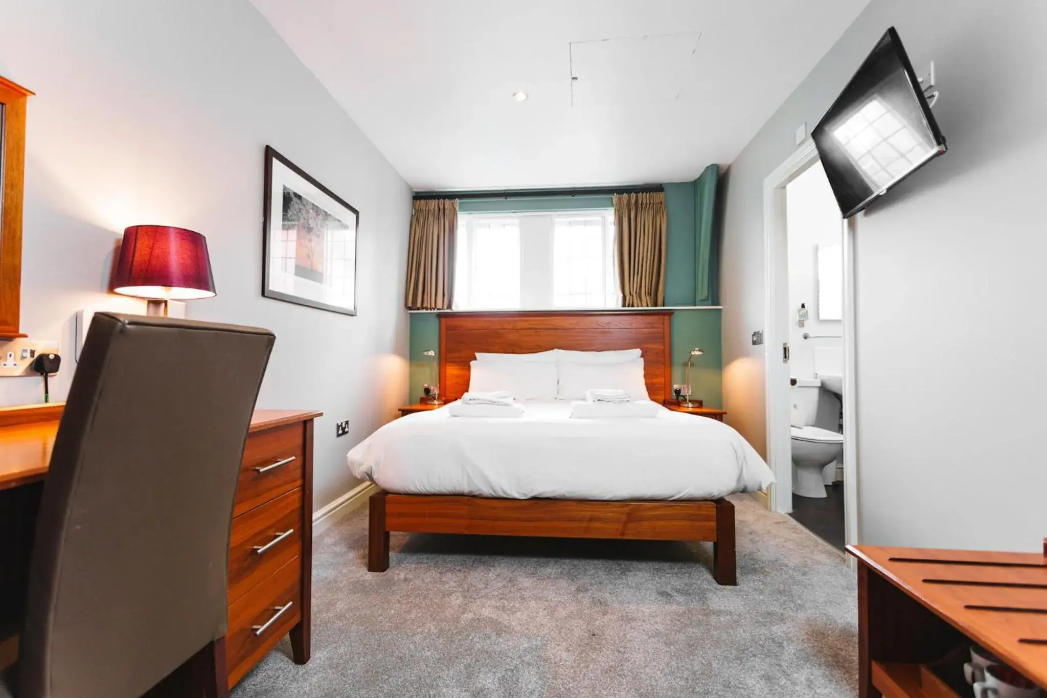 Double Room in The Dog & Doublet Inn Double Room in The Dog & Doublet Inn