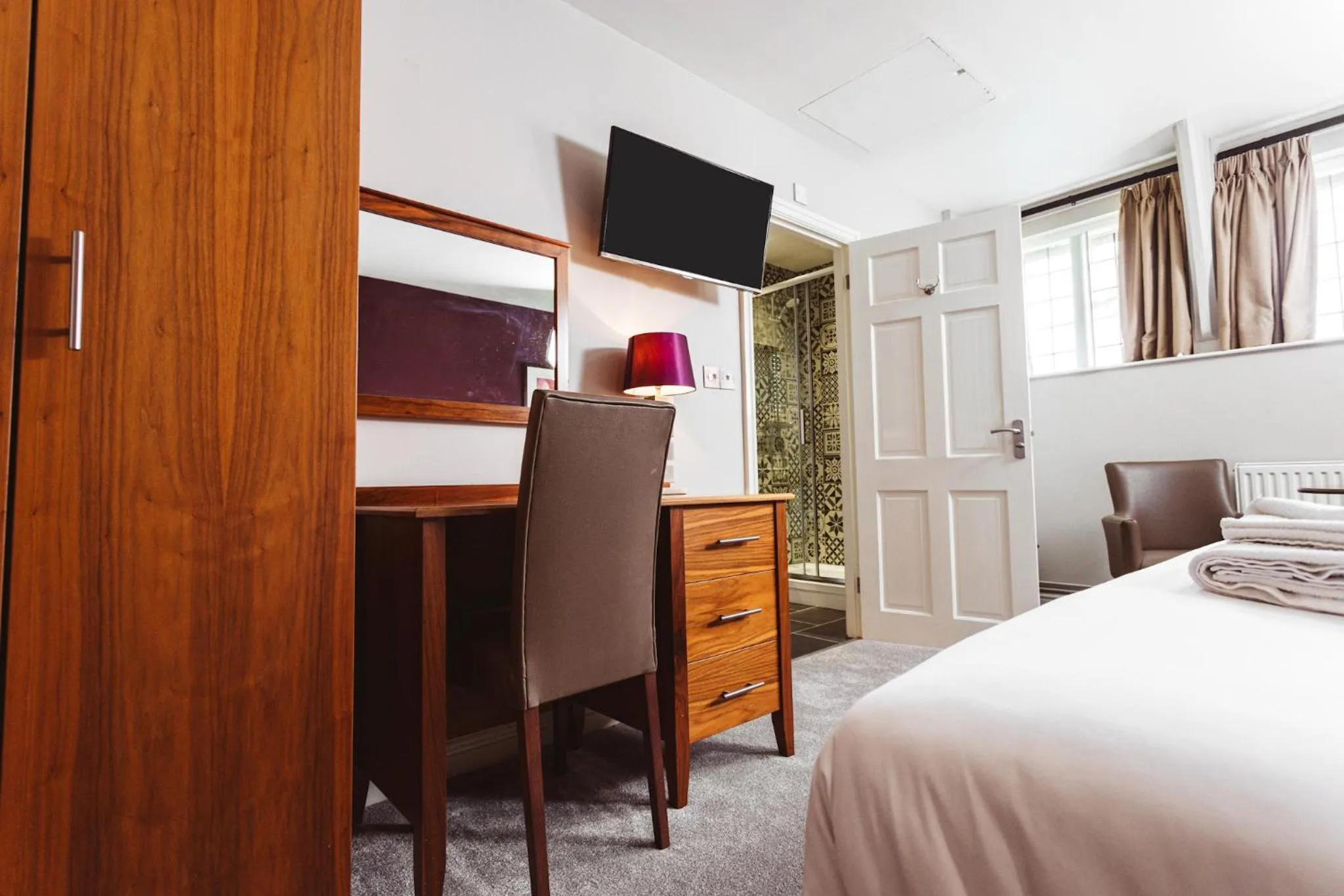 Bedroom, Bed in The Dog & Doublet Inn