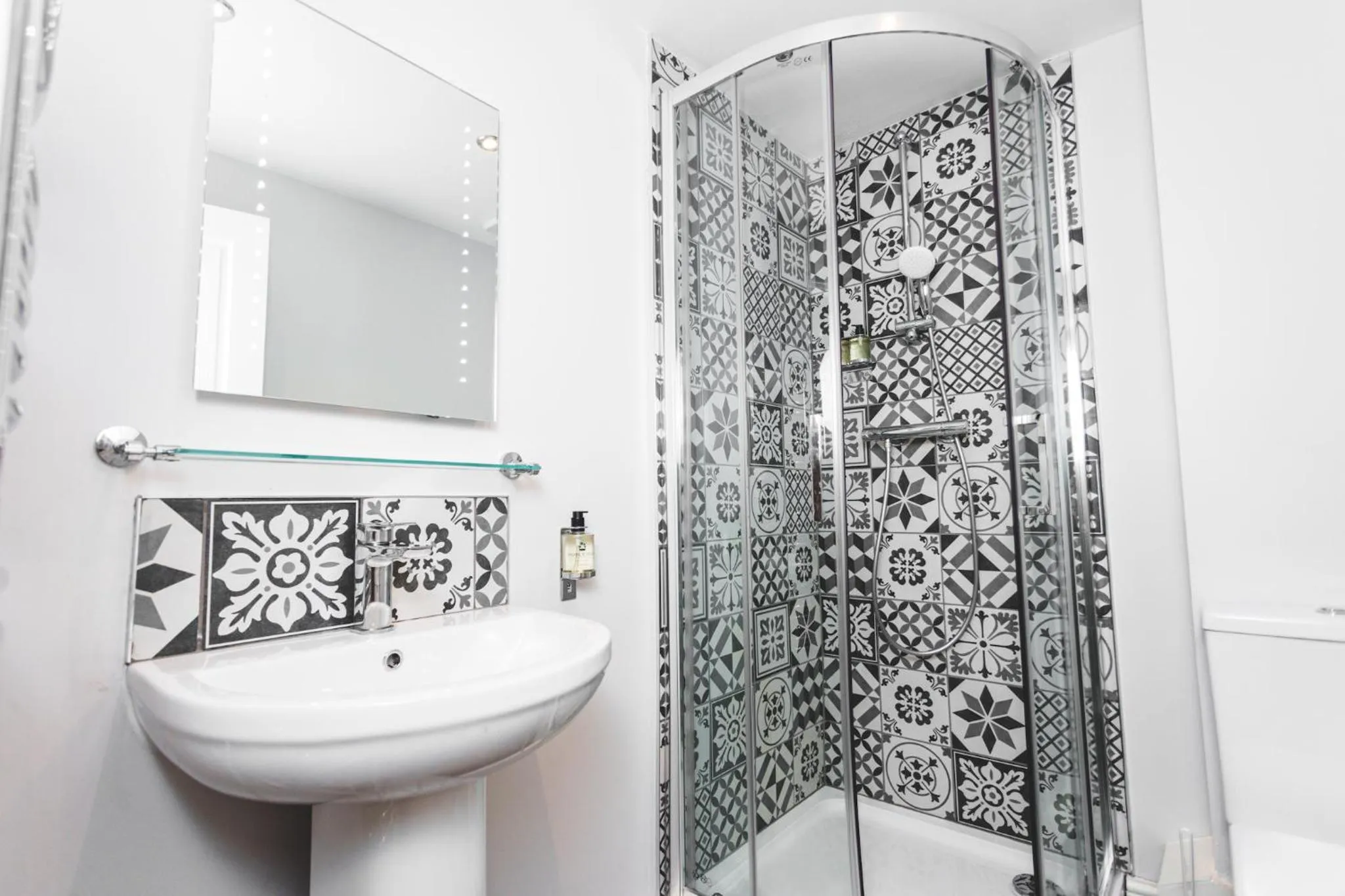 Bathroom in The Dog & Doublet Inn