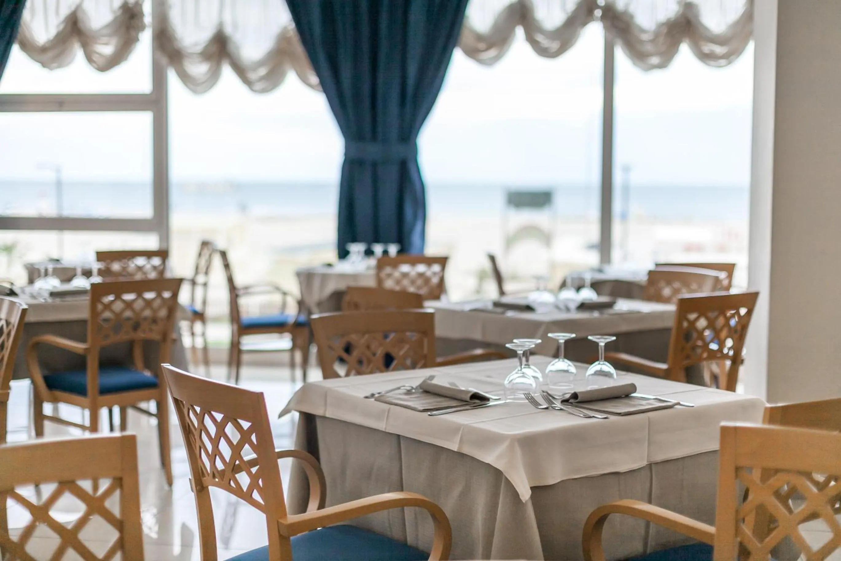 Restaurant/places to eat in Hotel Astor