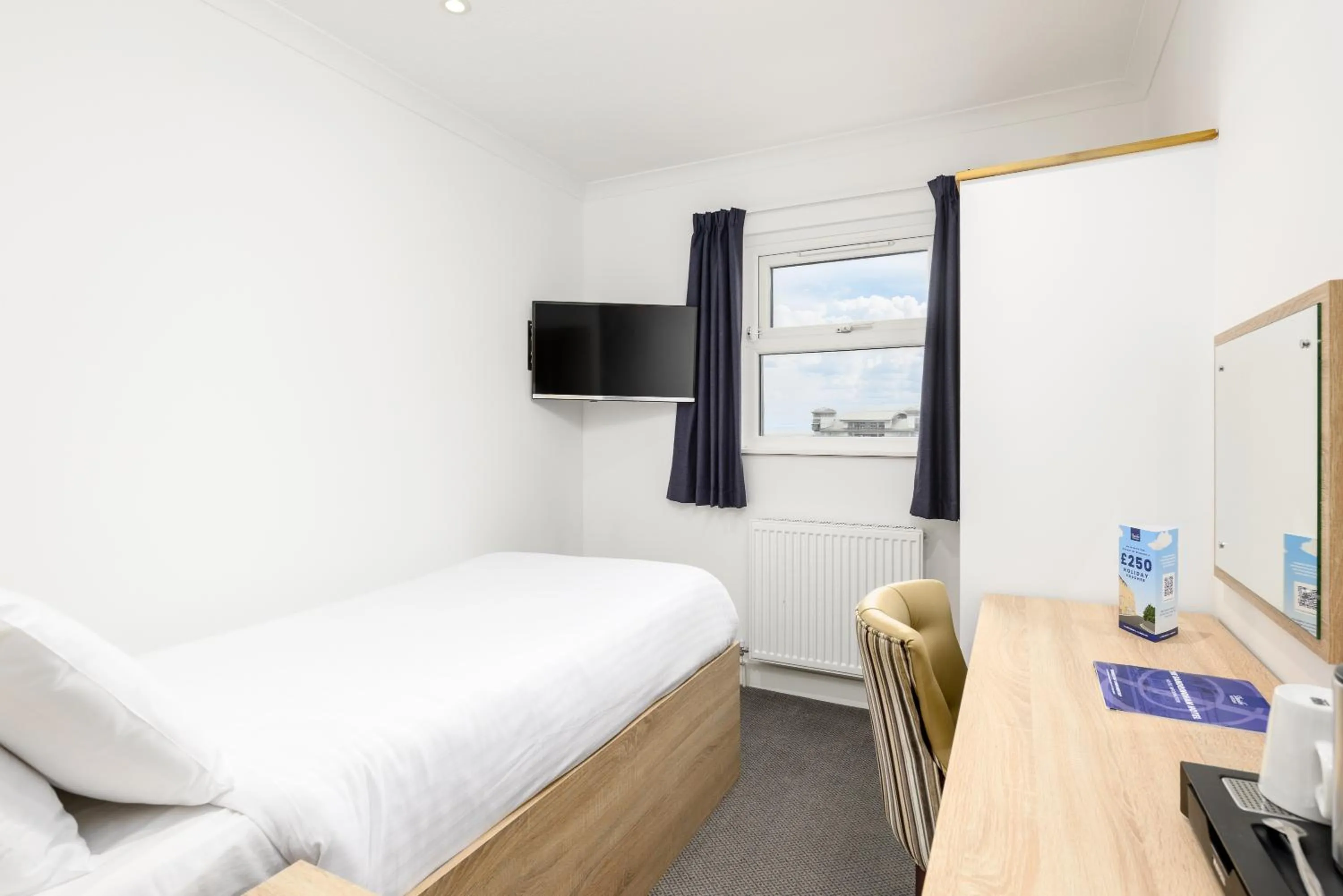 Photo of the whole room, Bed in The Sandringham Hotel