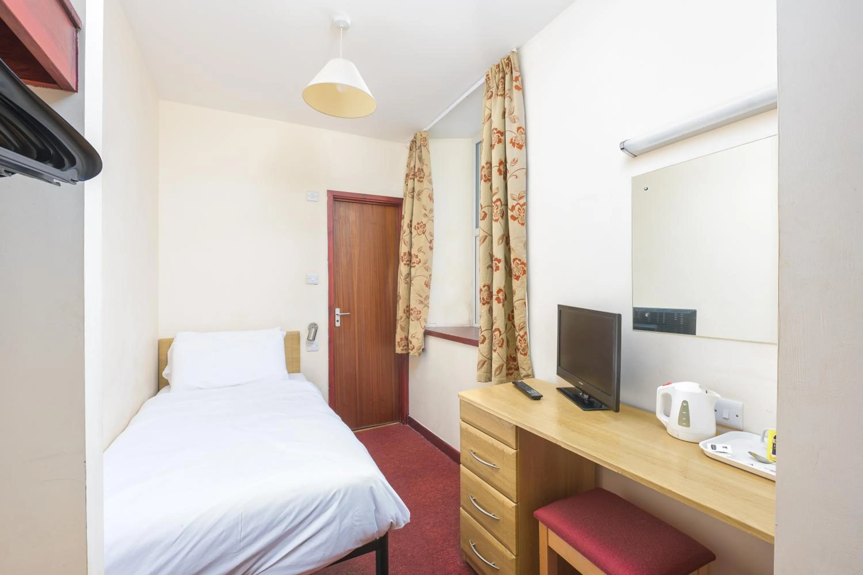 Photo of the whole room, Bed in The Sandringham Hotel