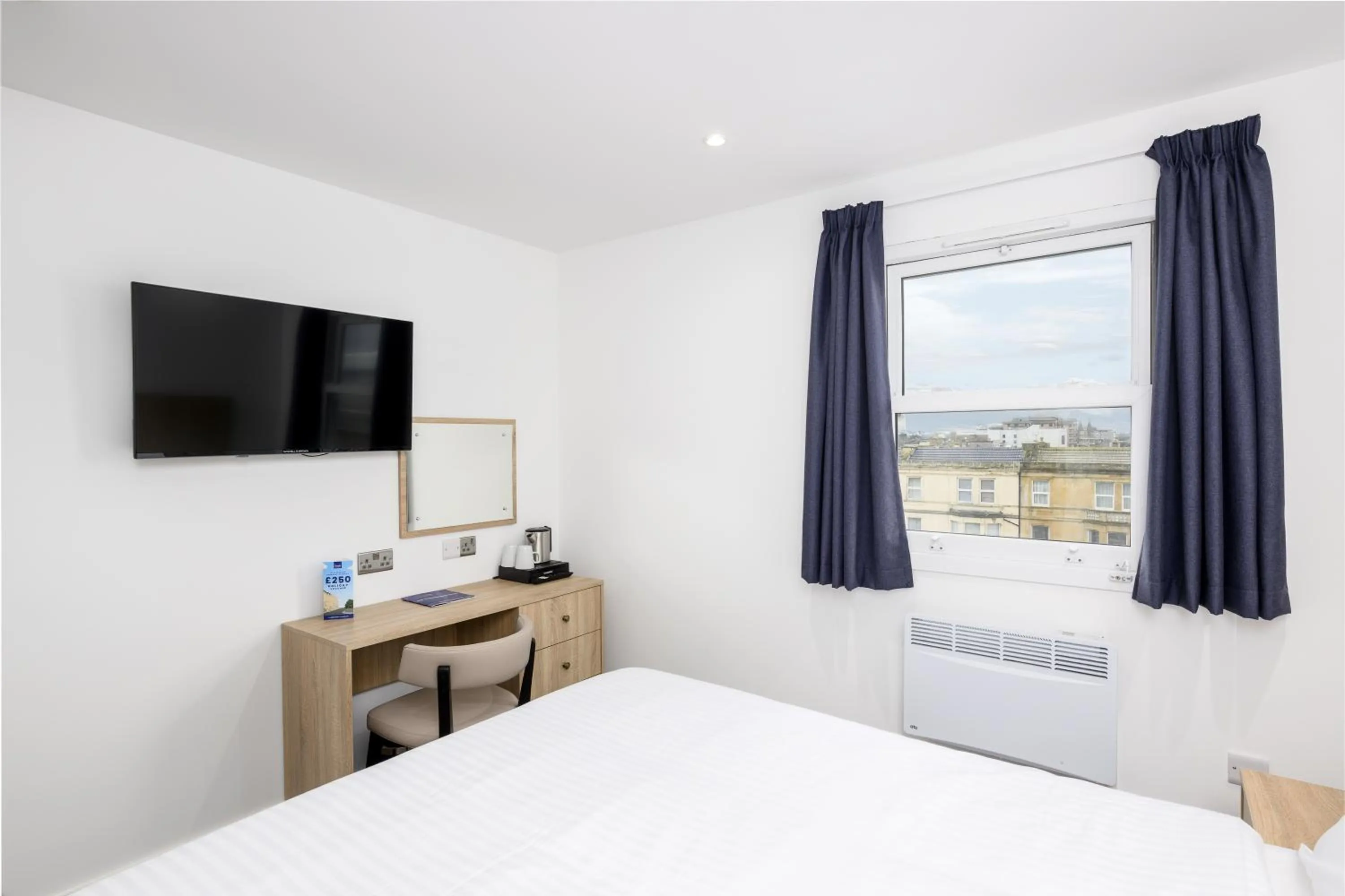 Bedroom, Bed in The Sandringham Hotel