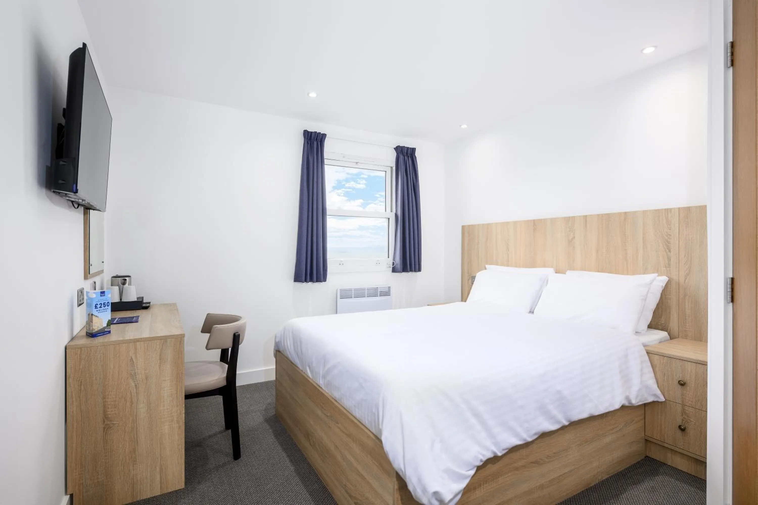 Bedroom, Bed in The Sandringham Hotel