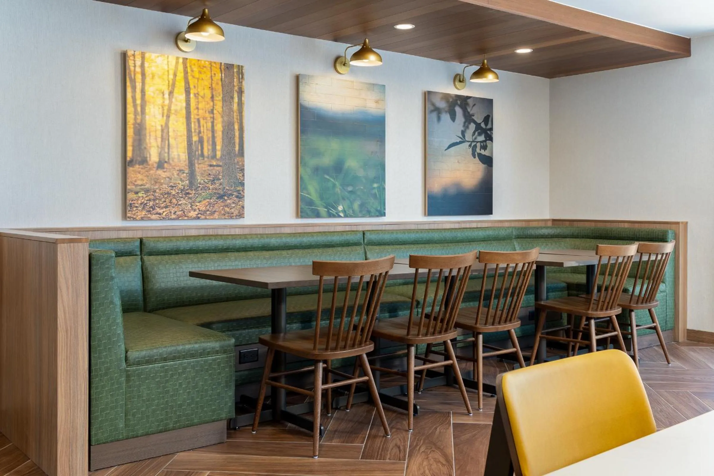 Dining area in Fairfield by Marriott Inn & Suites Spokane Airport
