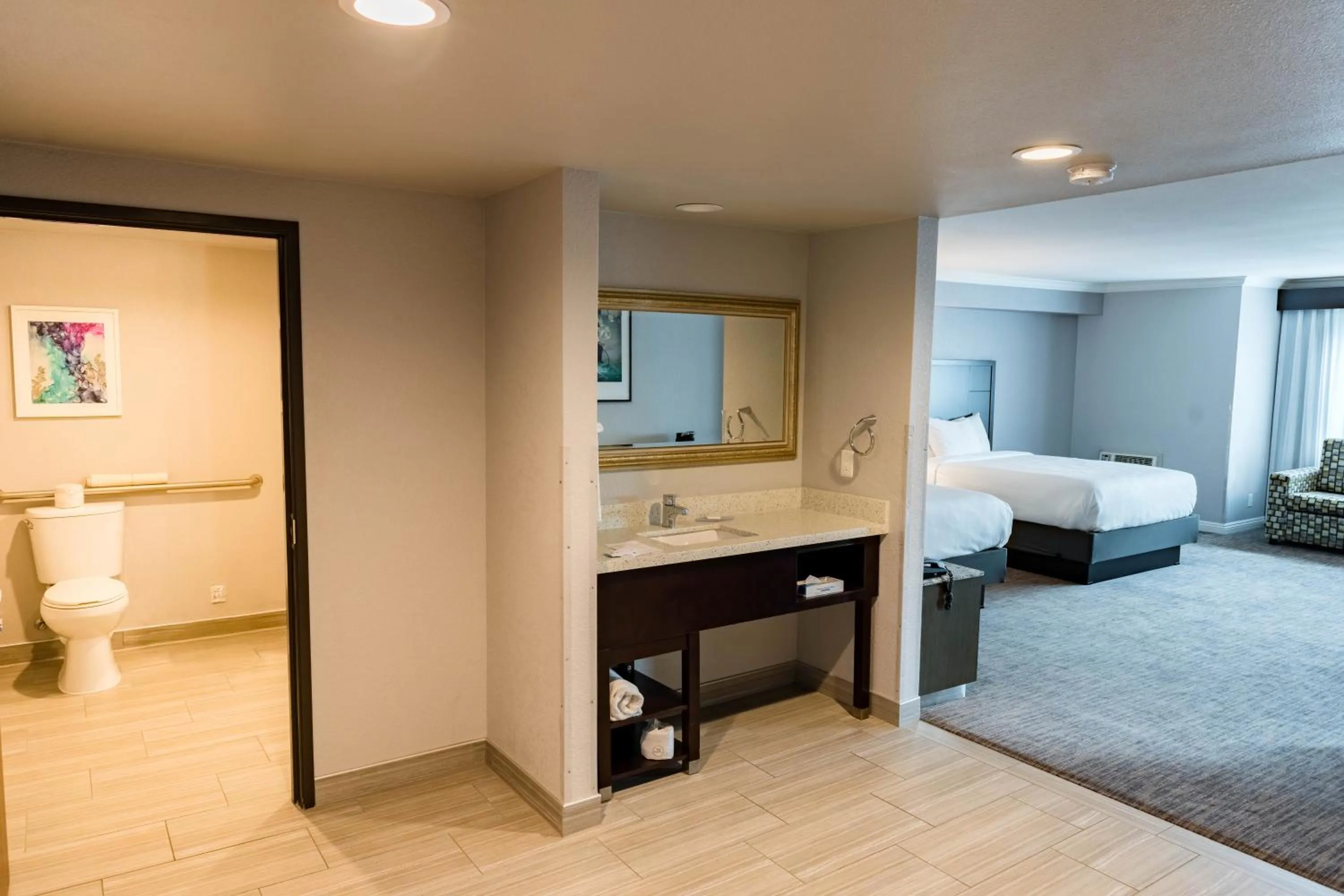 Bathroom, Bed in Amanzi Hotel, an Ascend Collection Hotel