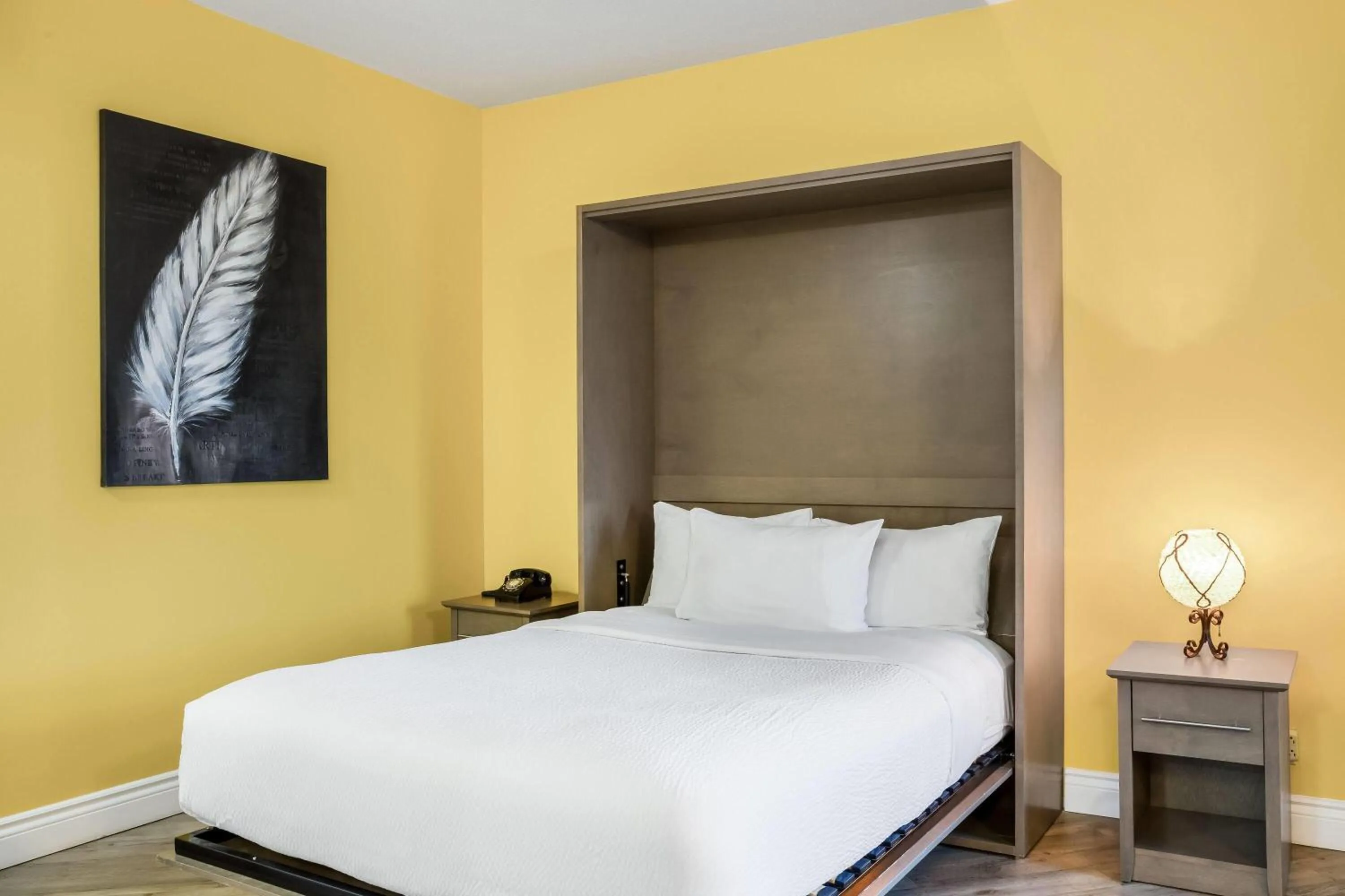 Photo of the whole room, Bed in Days Inn by Wyndham Berthierville