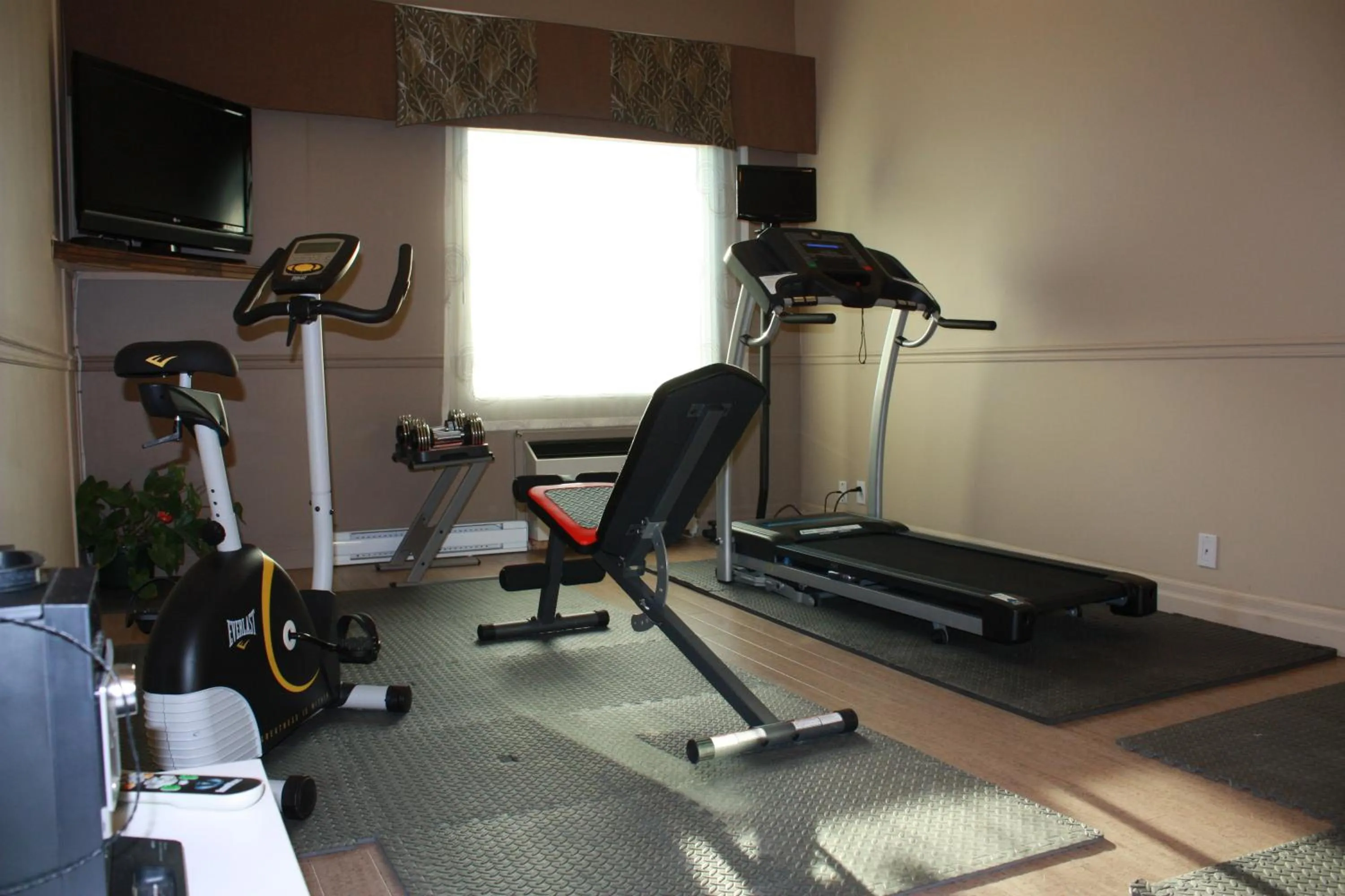 Fitness centre/facilities in Days Inn by Wyndham Berthierville