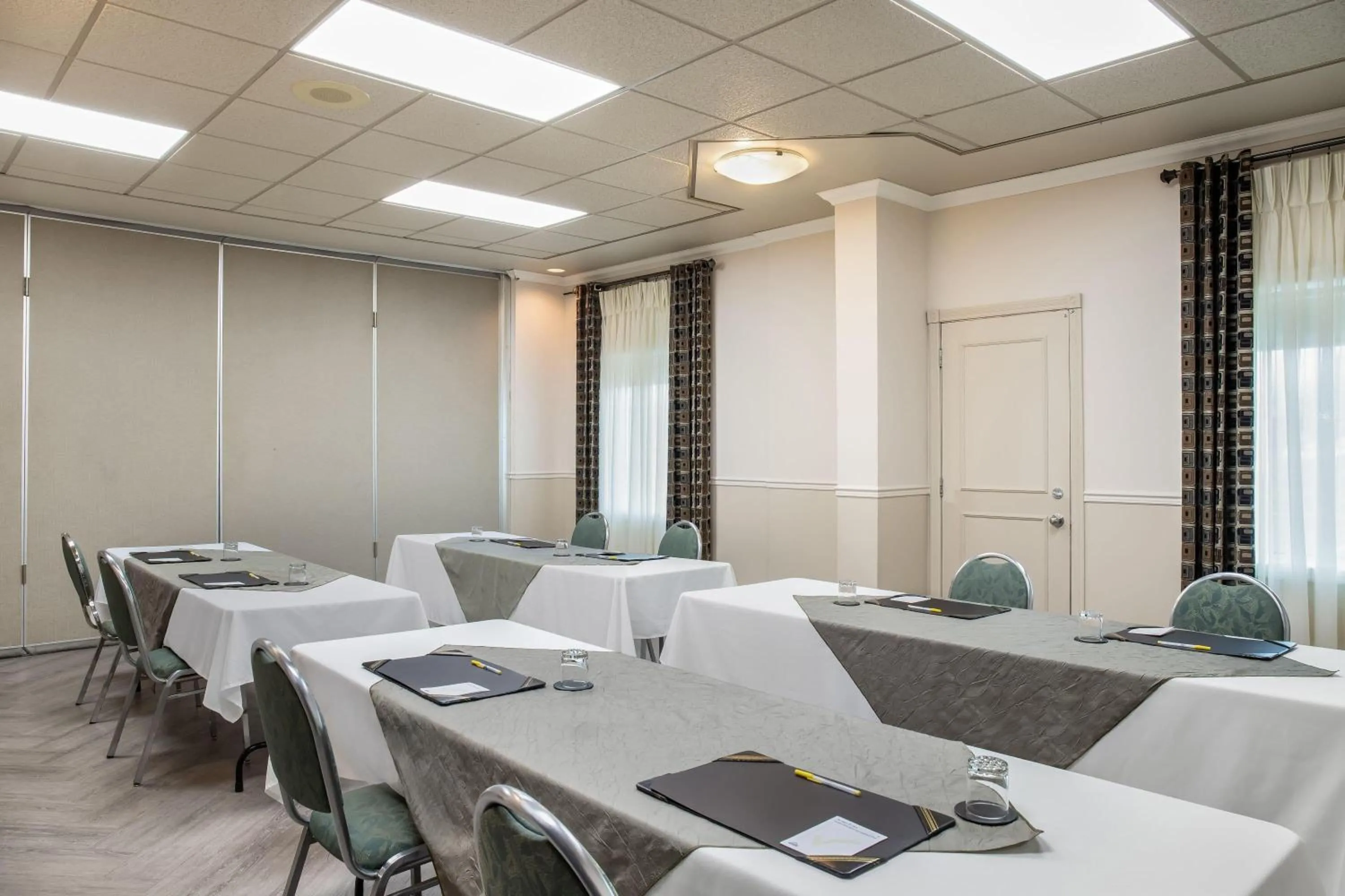 Meeting/conference room in Days Inn by Wyndham Berthierville