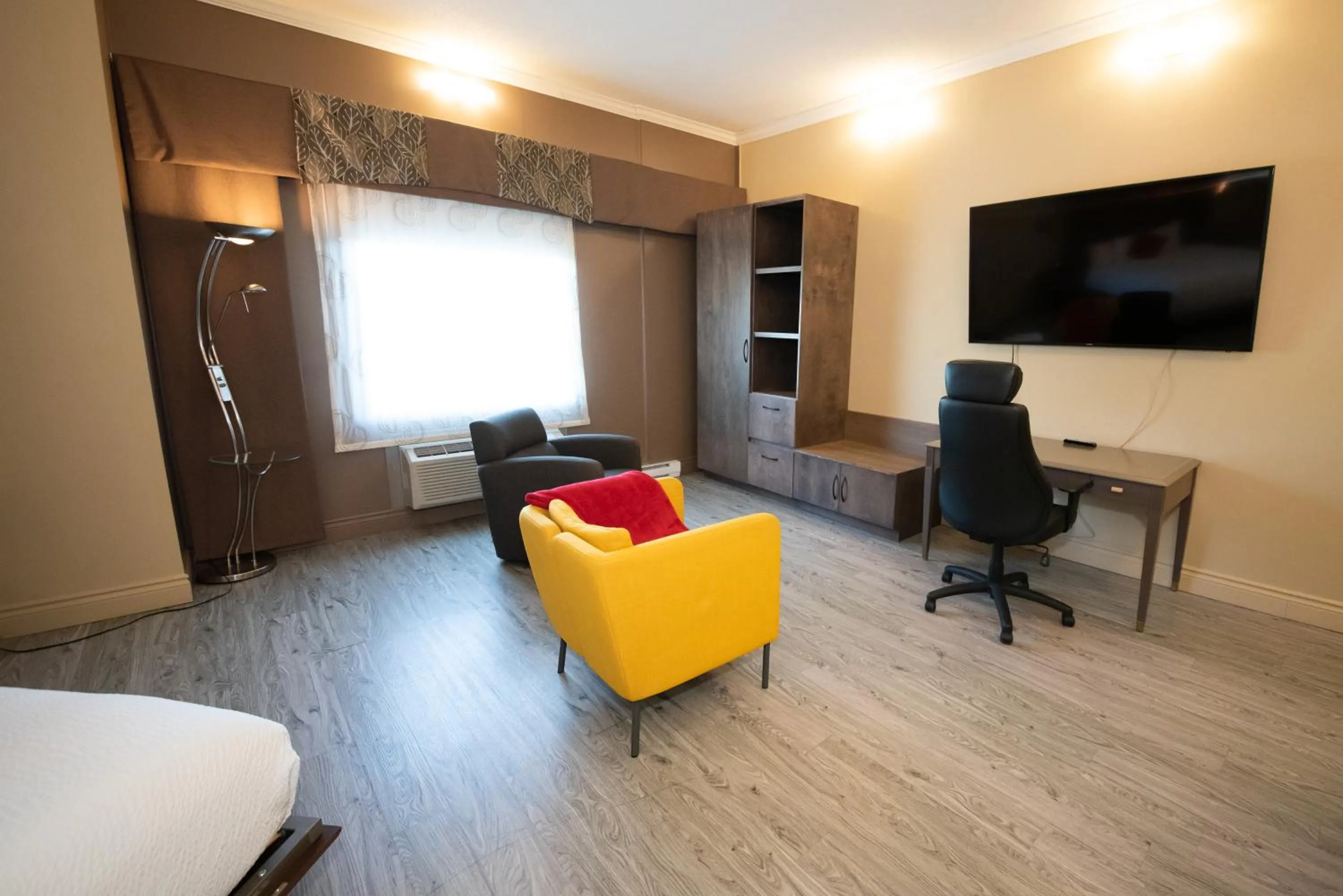 Seating area in Days Inn by Wyndham Berthierville