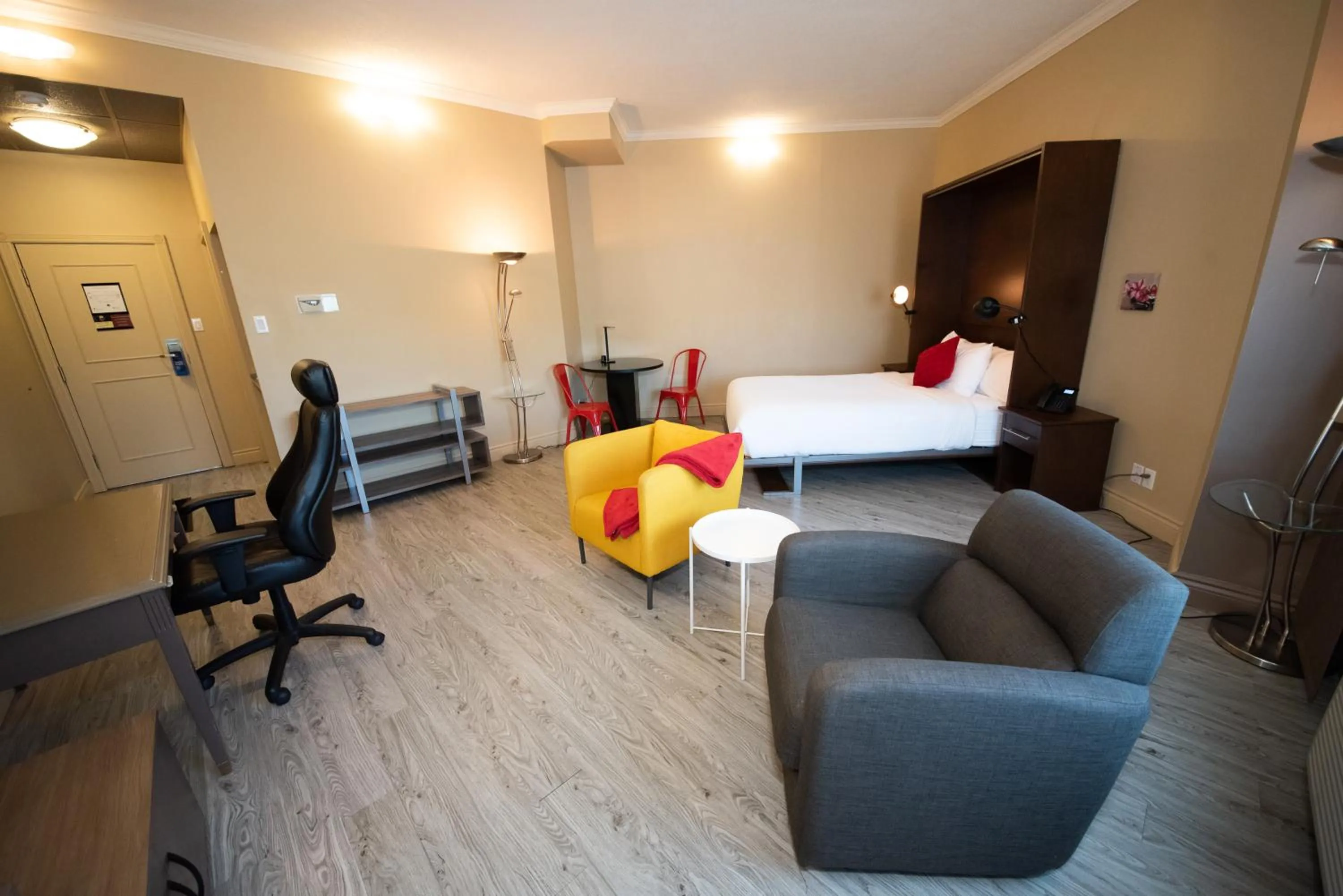 Photo of the whole room, Bed in Days Inn by Wyndham Berthierville