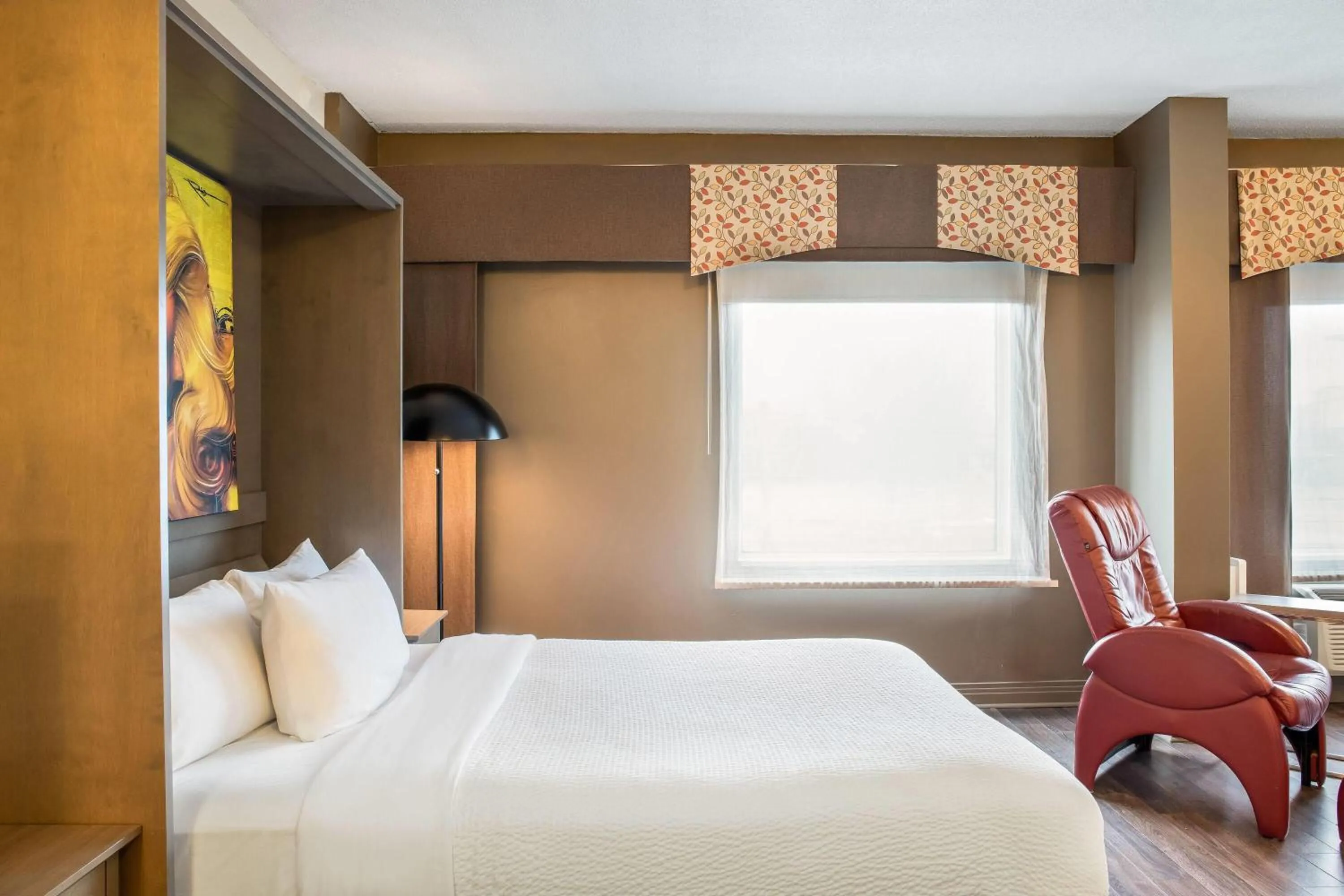 Photo of the whole room, Bed in Days Inn by Wyndham Berthierville