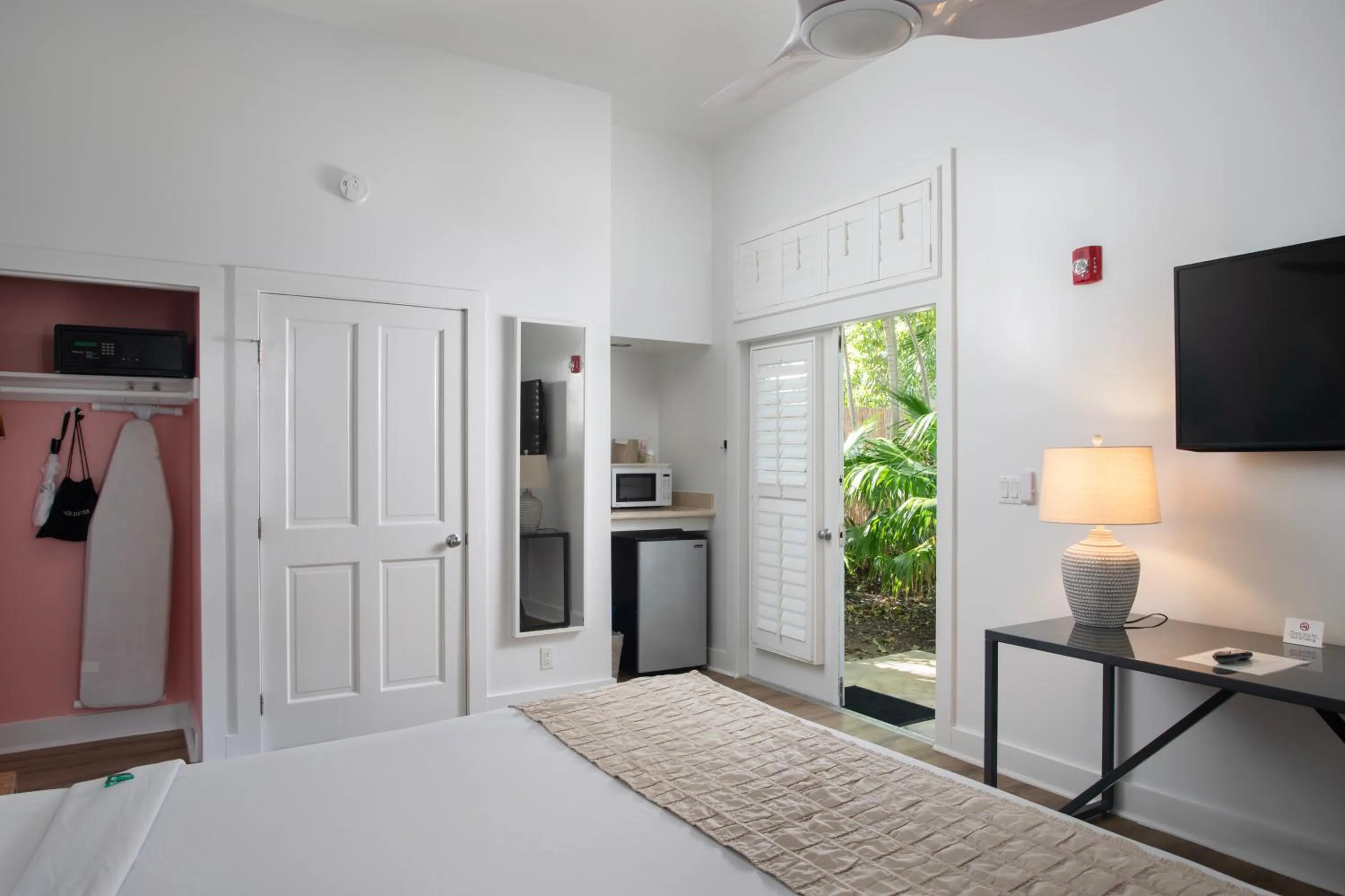 Bedroom, Bed in Paradise Inn - Adult Exclusive