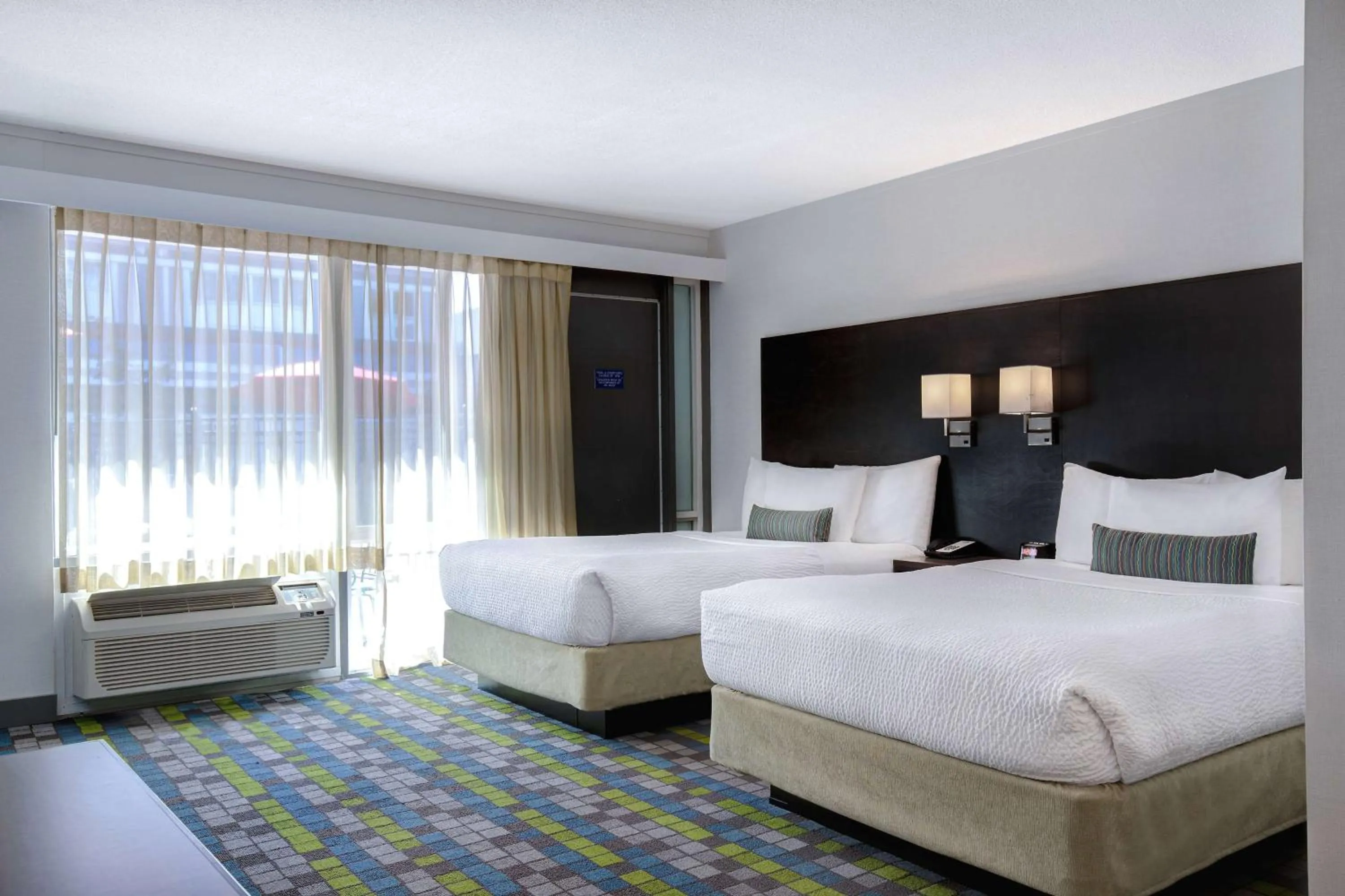 Photo of the whole room, Bed in Days Inn by Wyndham Victoria Airport Sidney