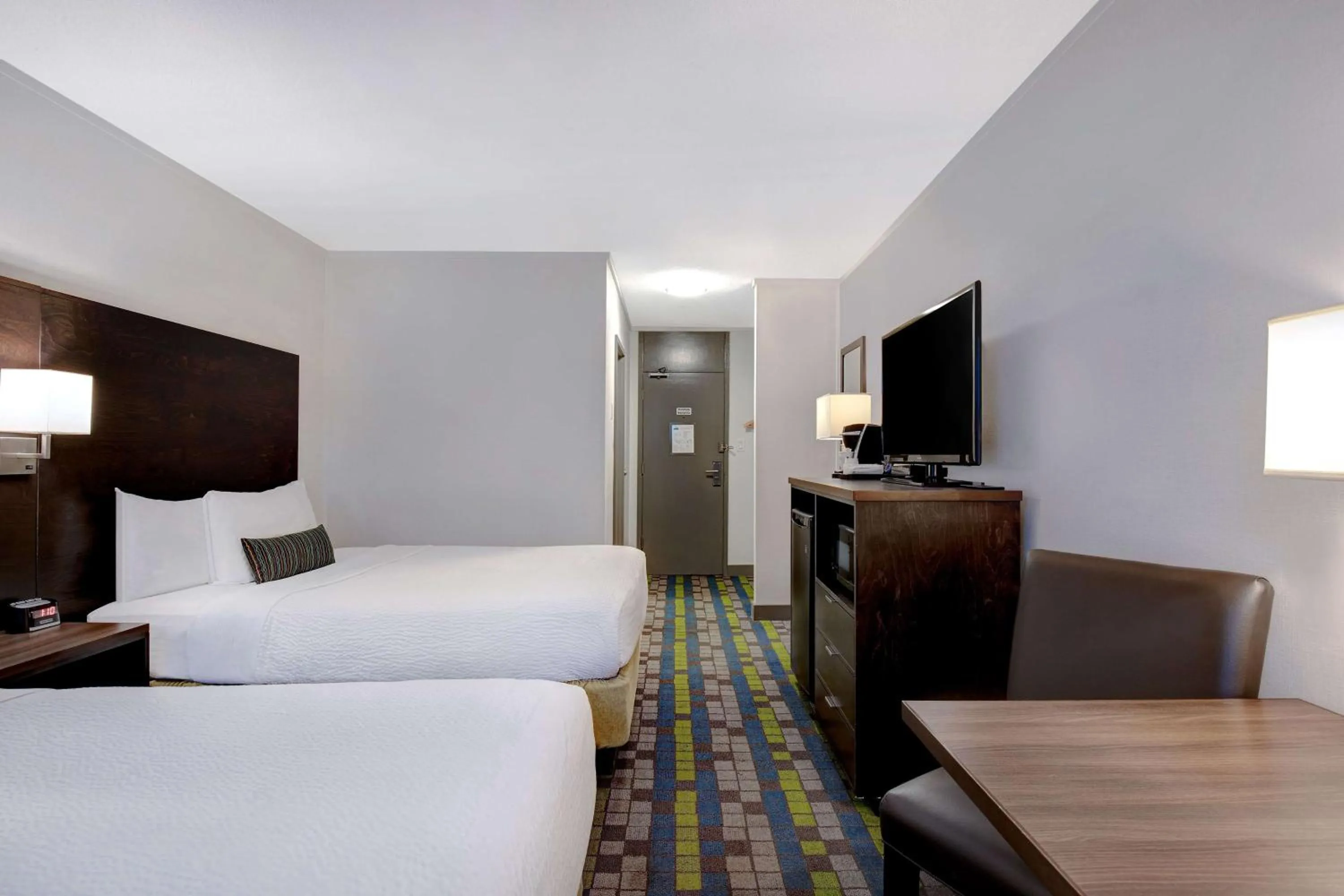 Photo of the whole room, Bed in Days Inn by Wyndham Victoria Airport Sidney