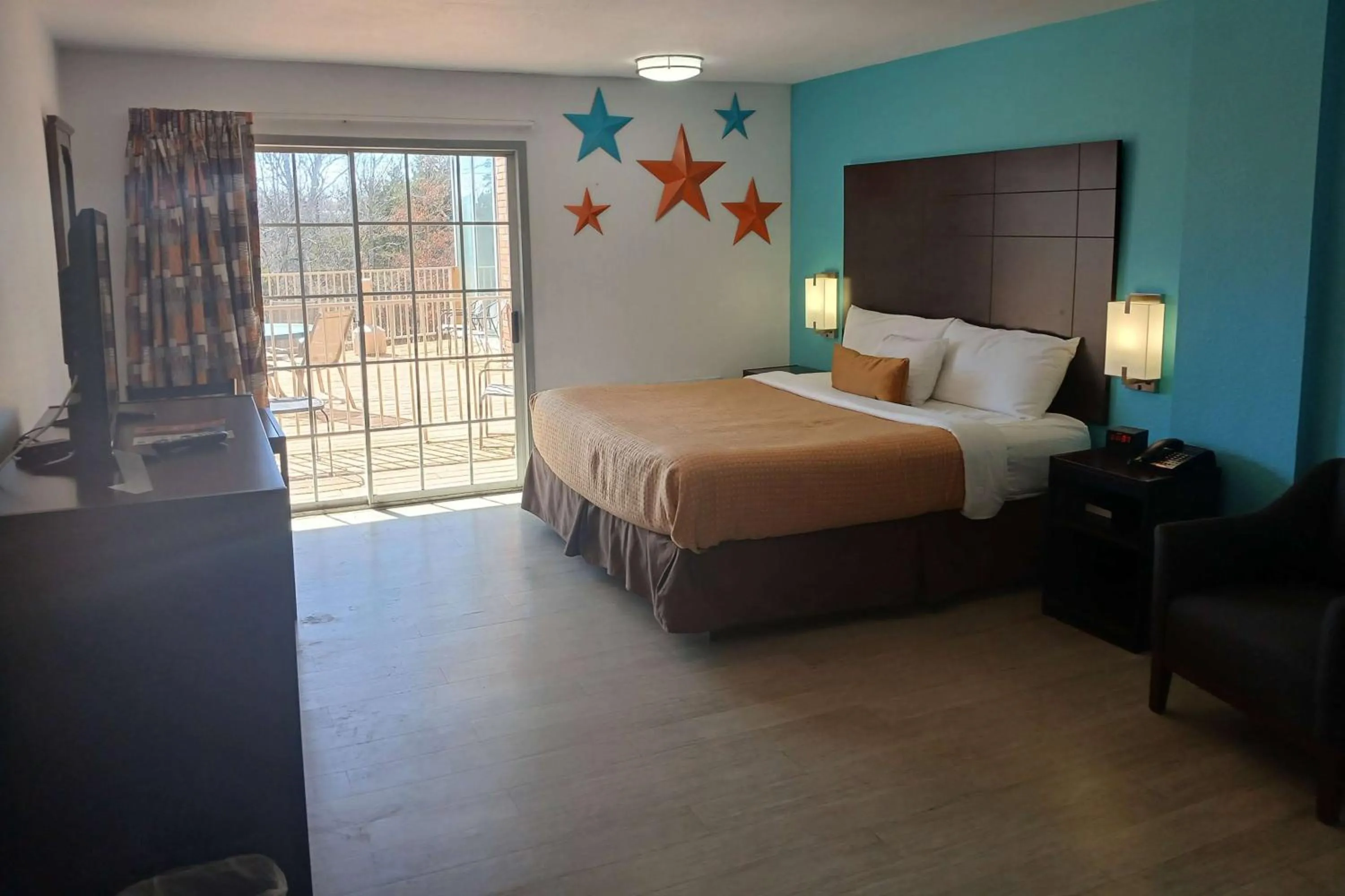 Photo of the whole room, Bed in Howard Johnson by Wyndham Branson Theatre District