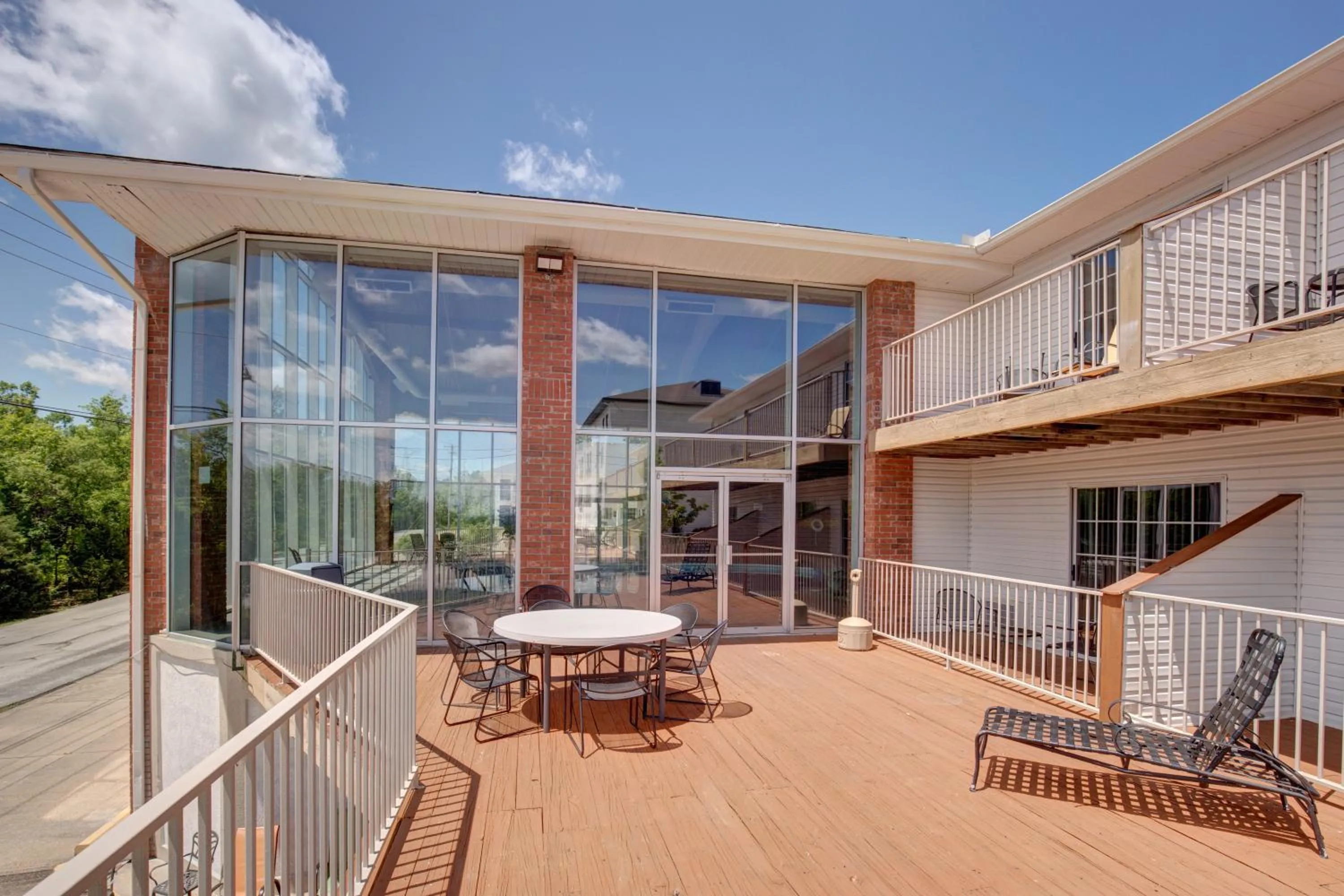 Patio in Howard Johnson by Wyndham Branson Theatre District