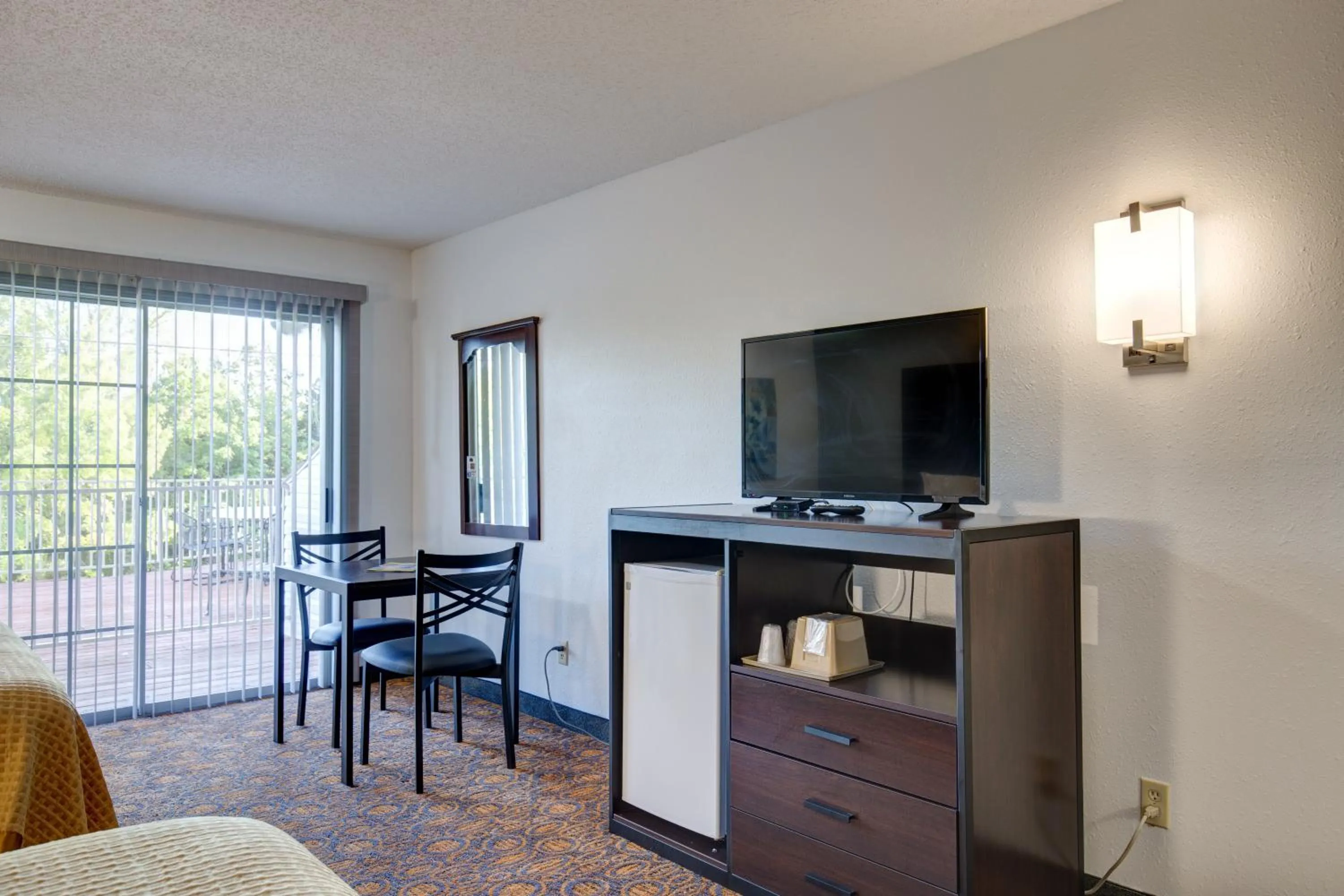 Patio in Howard Johnson by Wyndham Branson Theatre District