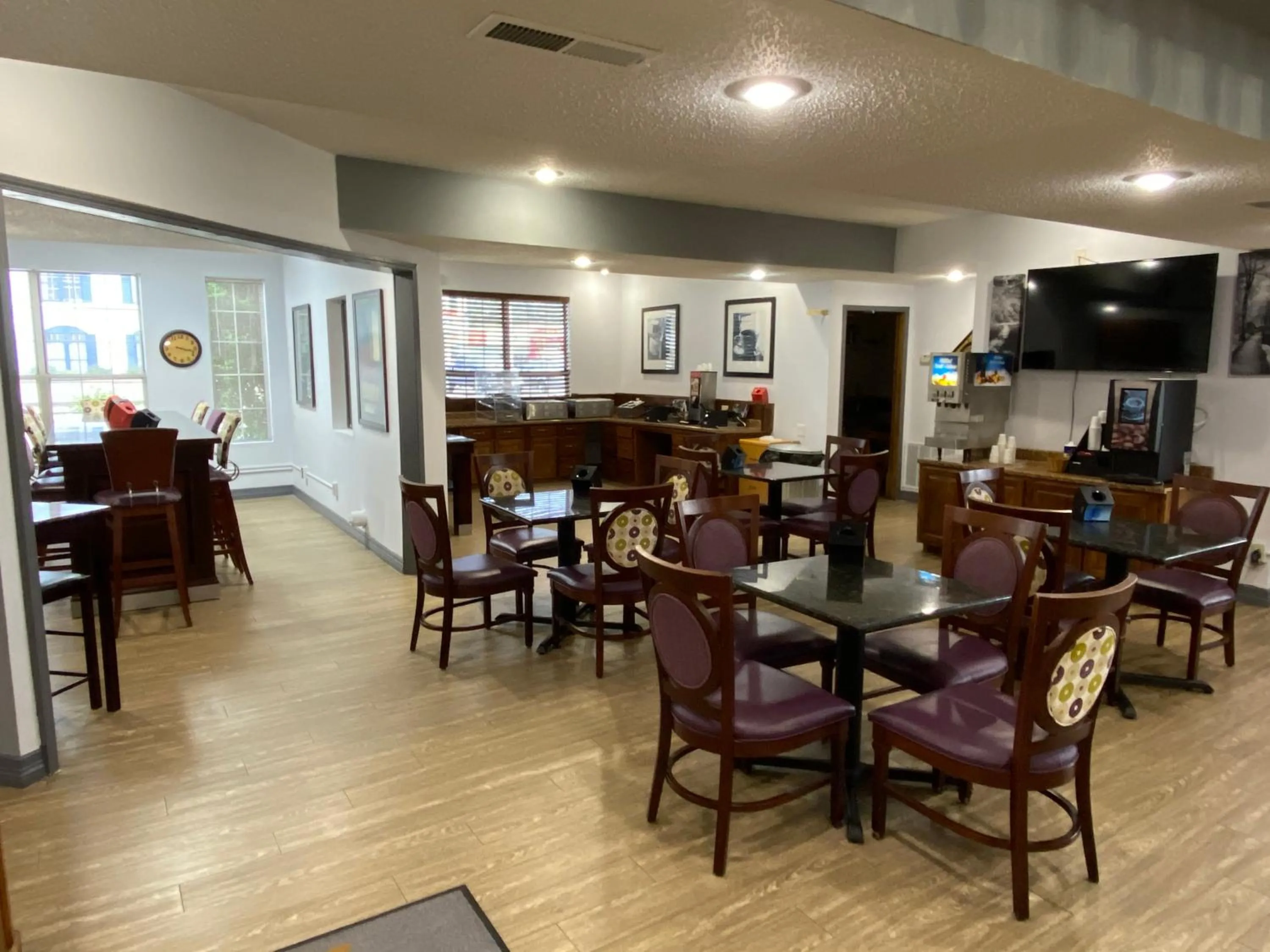 Breakfast in Howard Johnson by Wyndham Branson Theatre District