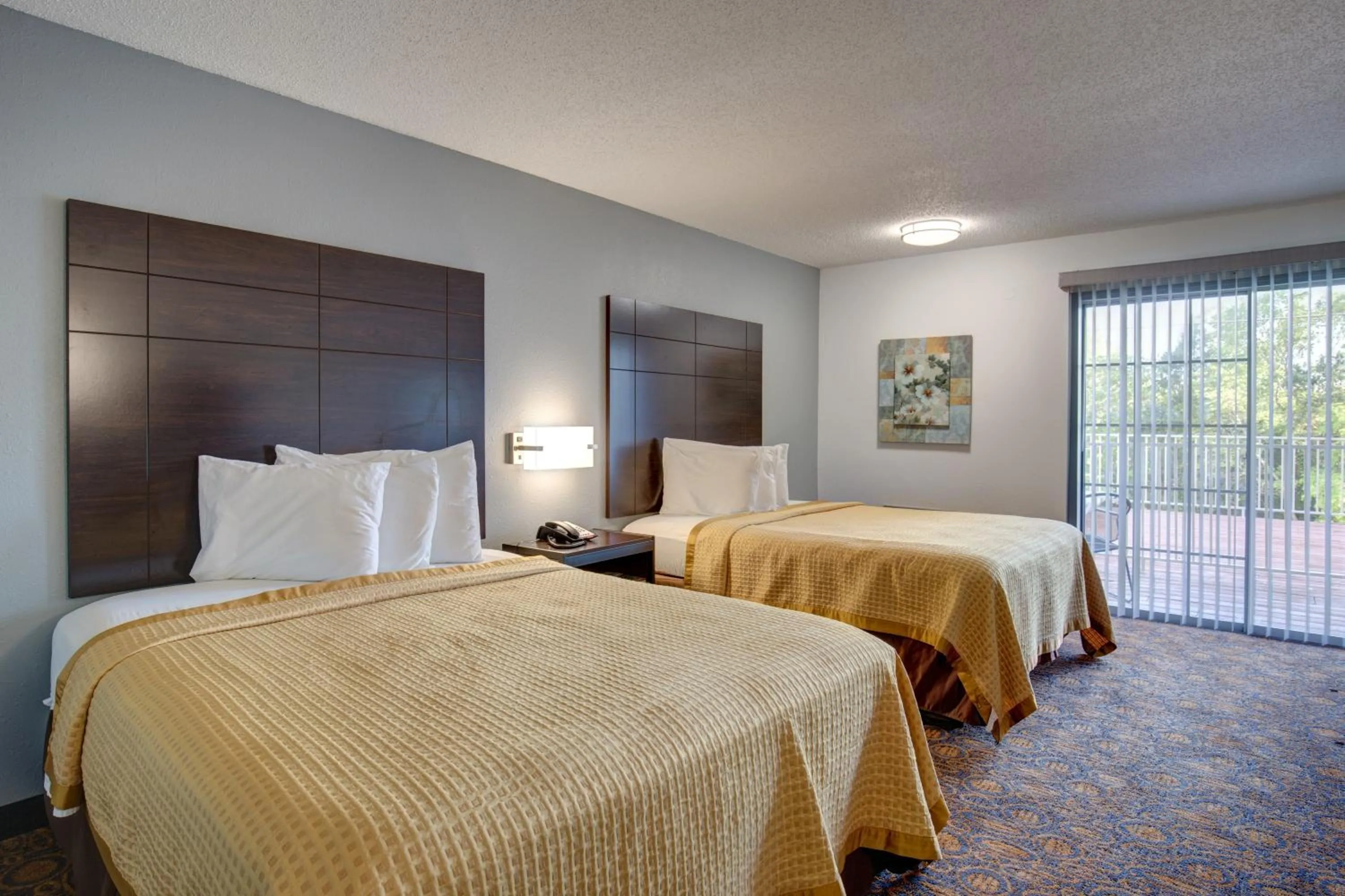 Patio, Bed in Southern Oaks Inn