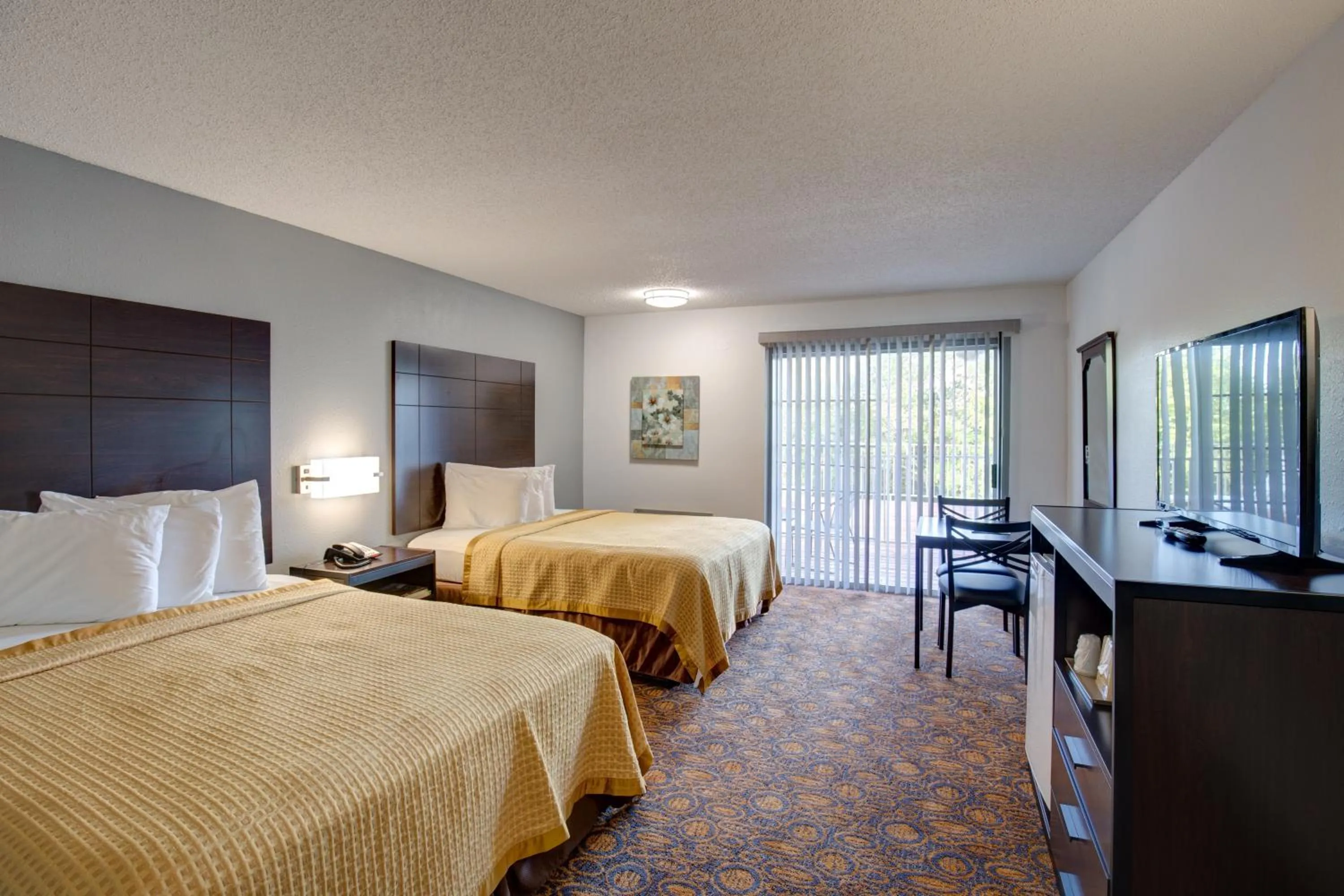 Patio, Bed in Southern Oaks Inn