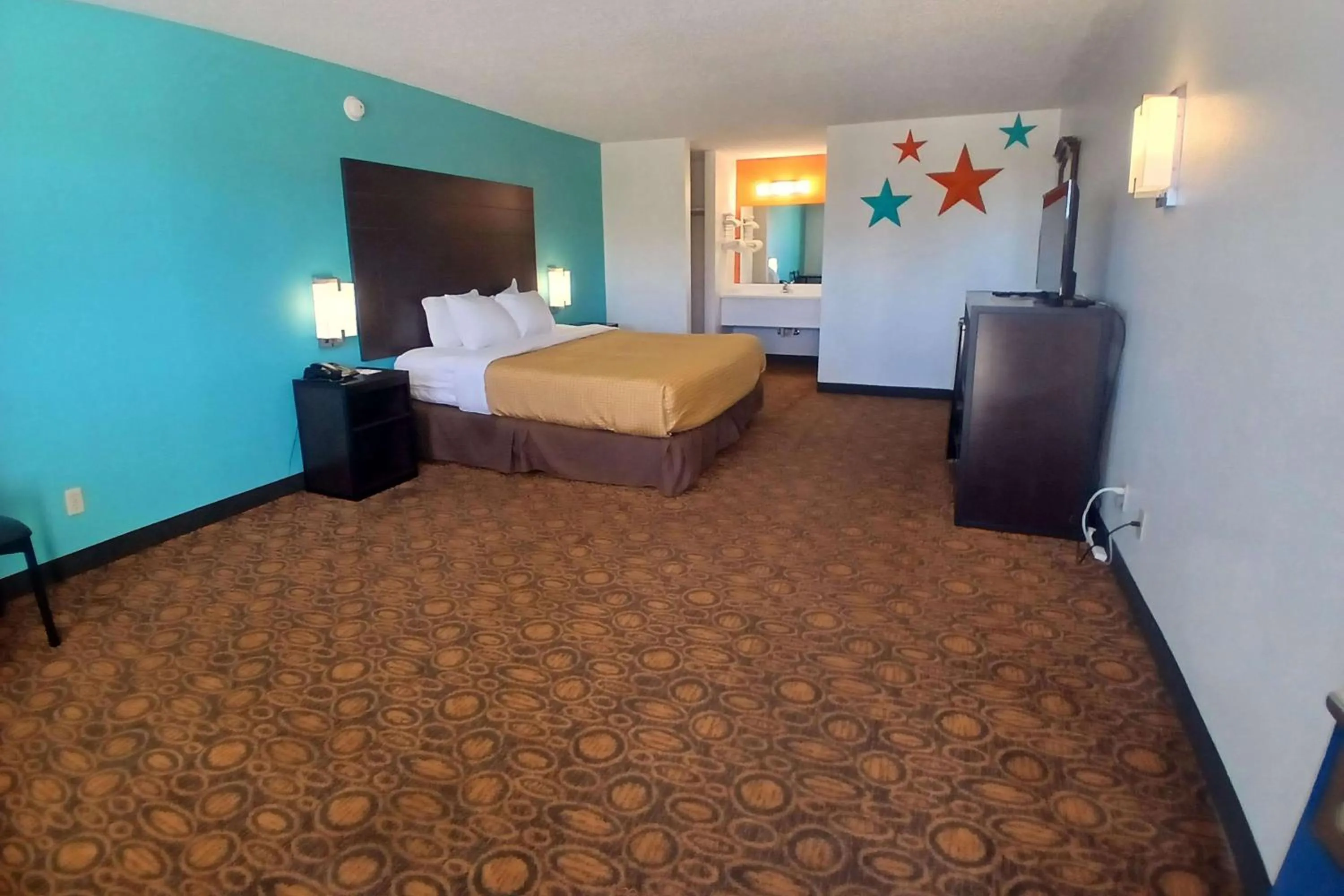 Photo of the whole room, Bed in Howard Johnson by Wyndham Branson Theatre District
