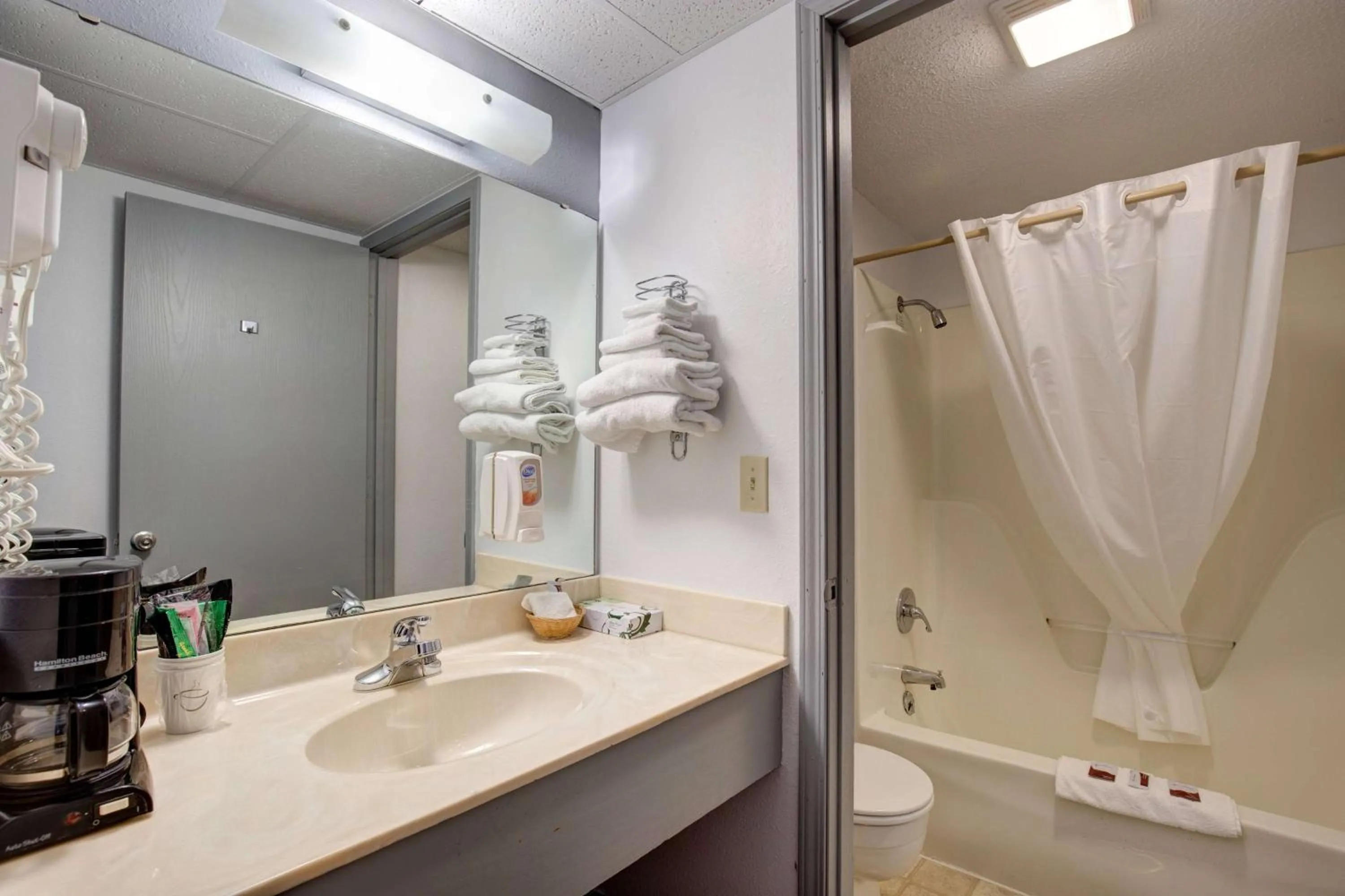 Bathroom in Howard Johnson by Wyndham Branson Theatre District