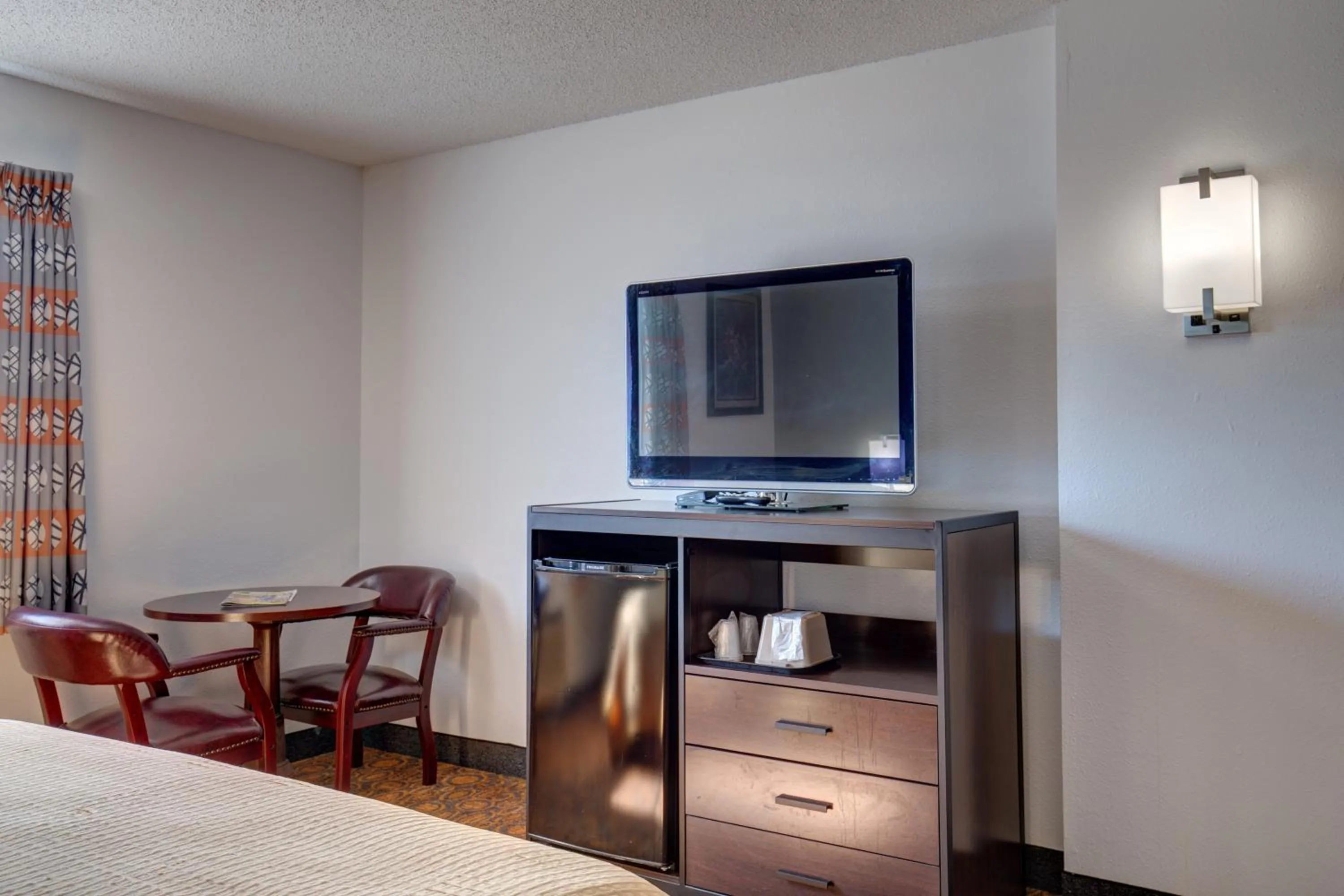 TV and multimedia, Bed in Howard Johnson by Wyndham Branson Theatre District