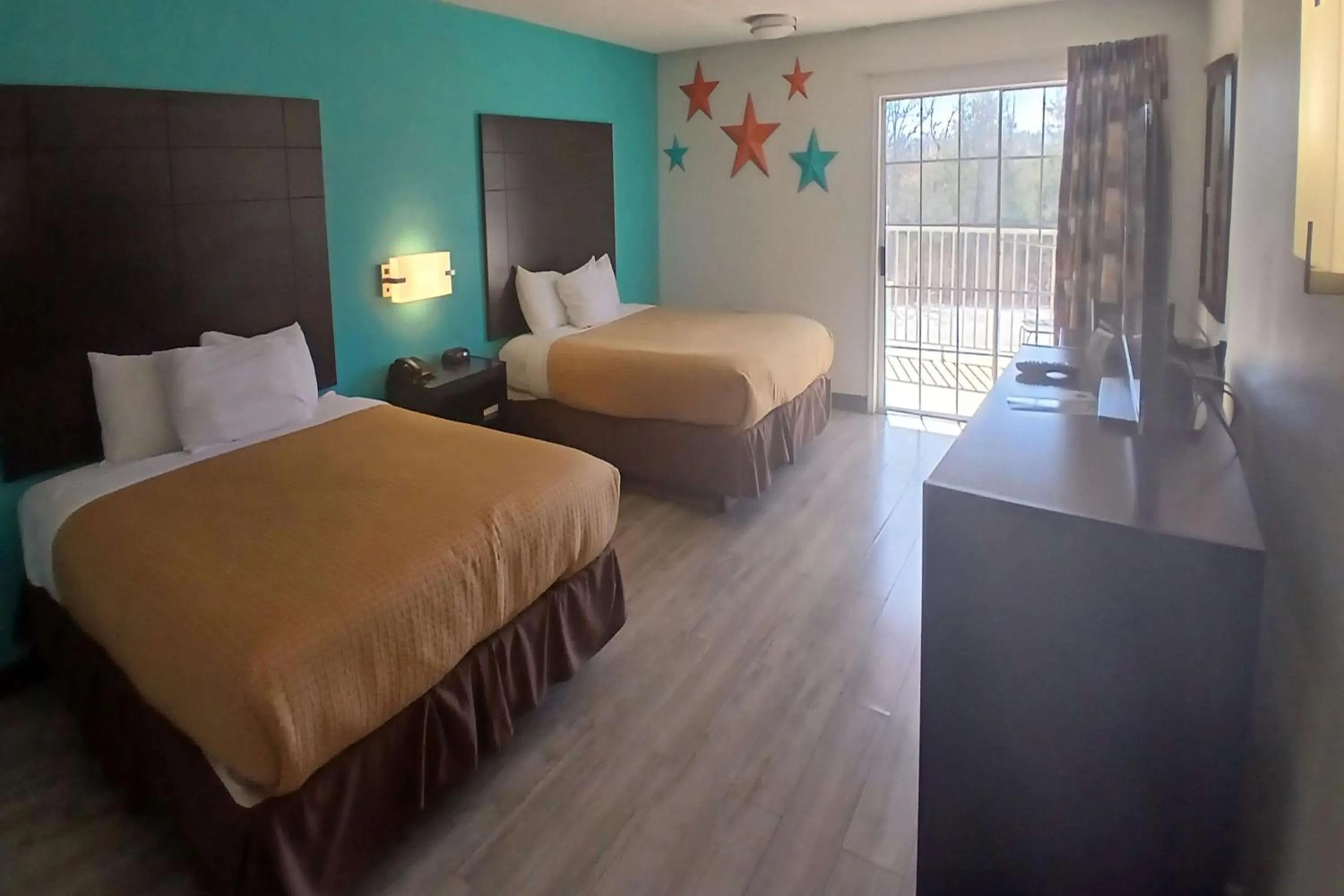 Photo of the whole room, Bed in Howard Johnson by Wyndham Branson Theatre District
