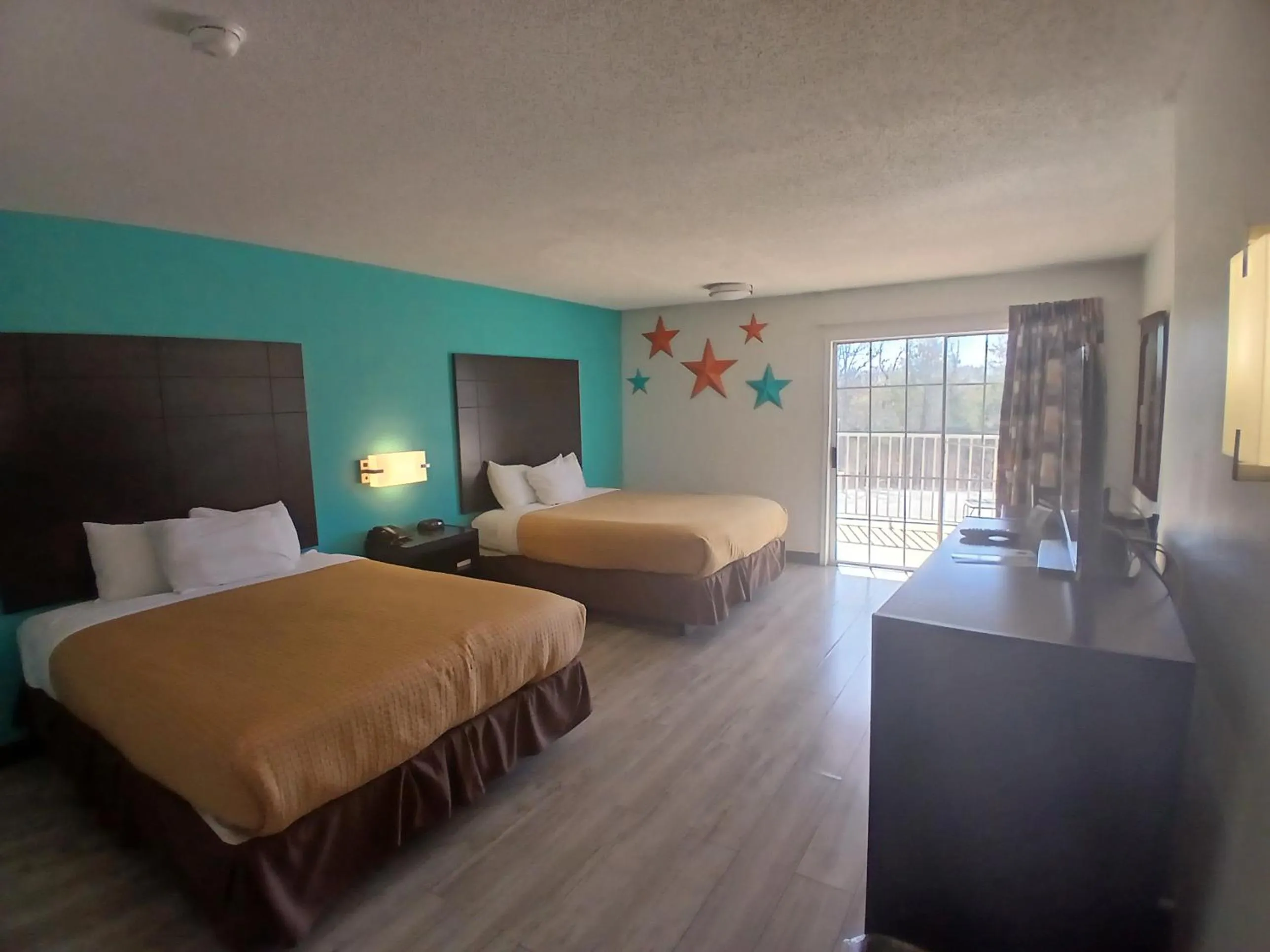 Bedroom, Bed in Howard Johnson by Wyndham Branson Theatre District