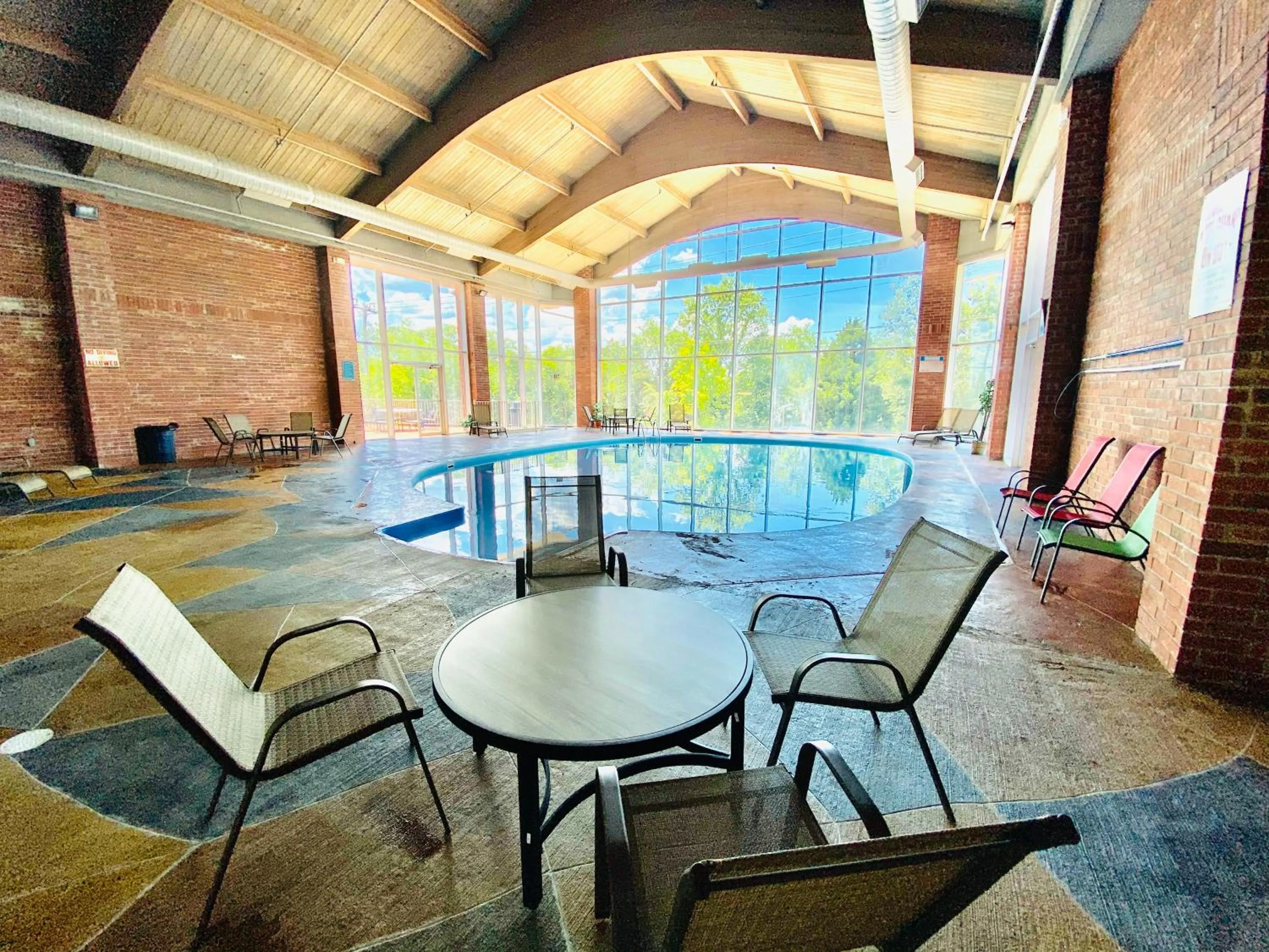 Swimming pool in Howard Johnson by Wyndham Branson Theatre District