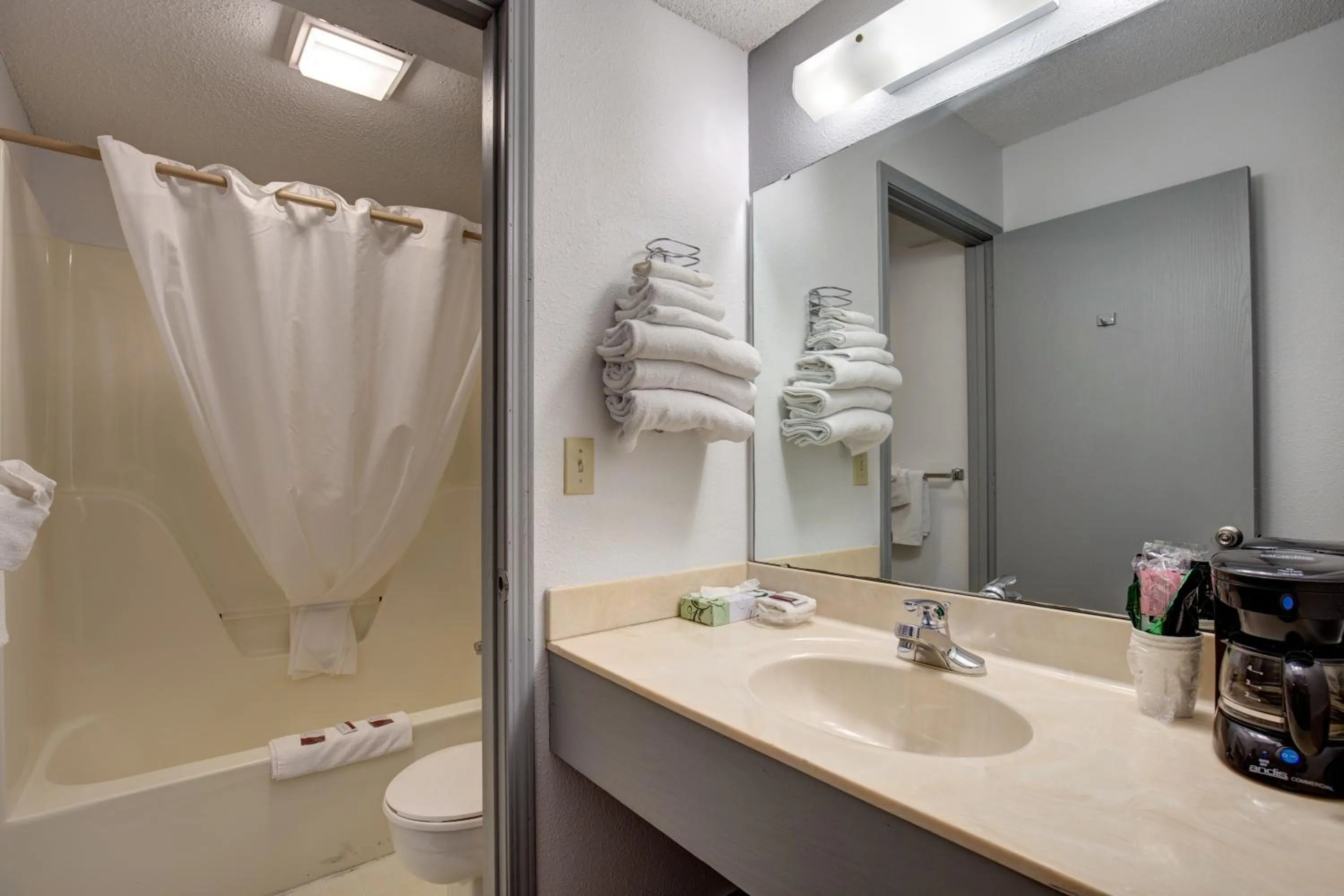 Shower in Howard Johnson by Wyndham Branson Theatre District